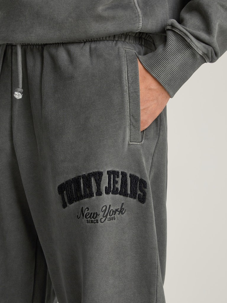 Tommy Jeans Erkek Vintage Varsity Siyah Eşofman Altı - DM0DM20279BDS