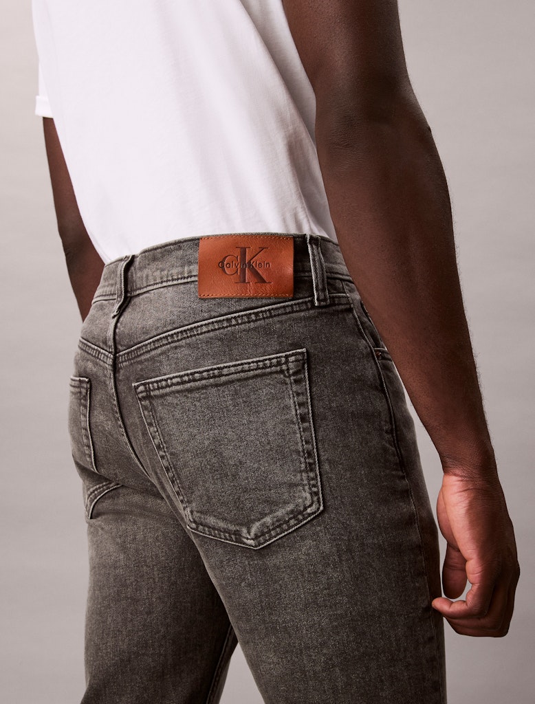 Calvin Klein Erkek Gri Dar Kesim Taper Jean Pantolon