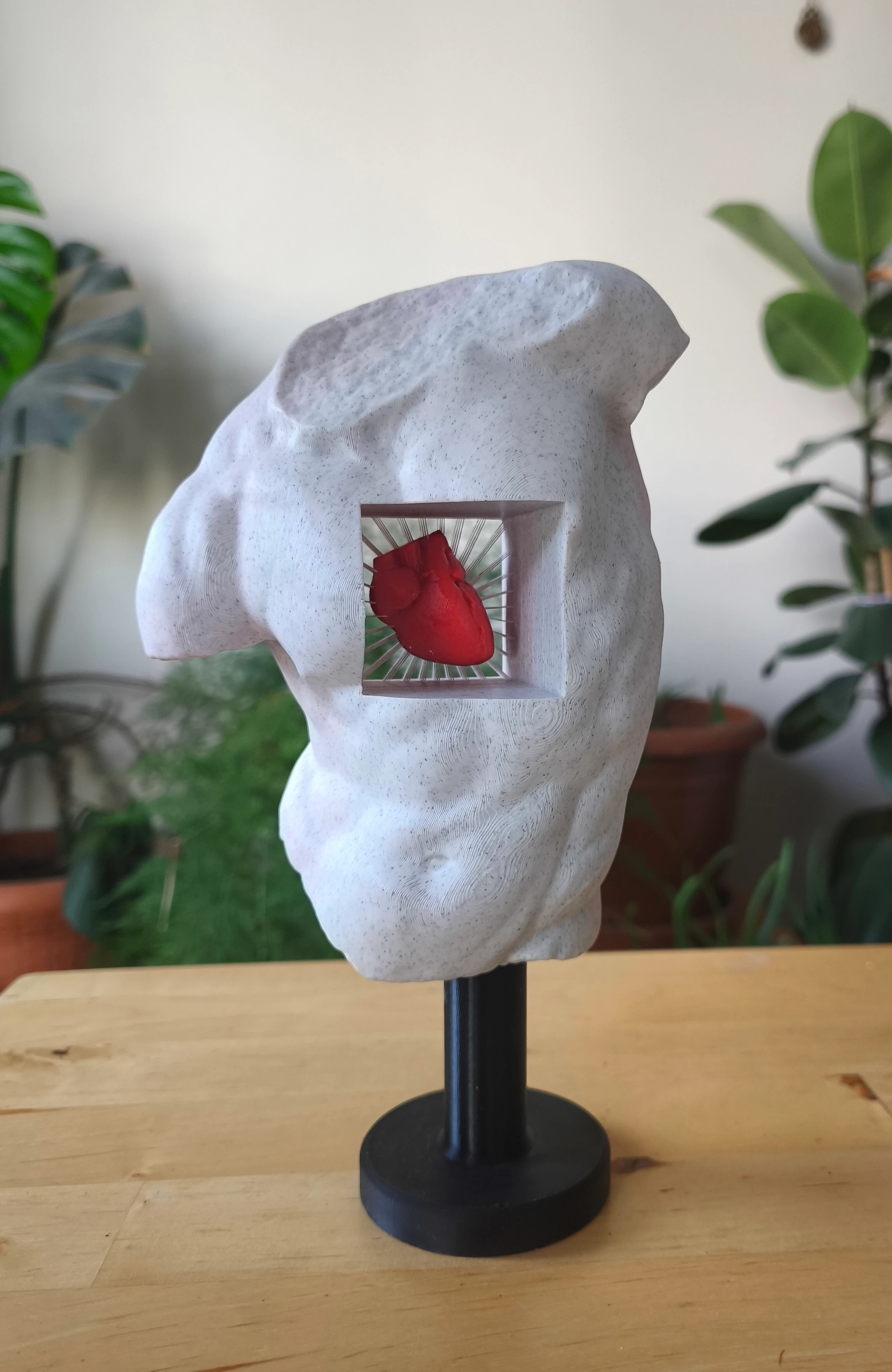 İçindeki Kalp Temalı Sanatsal Büst – 3D Dekor Heykel