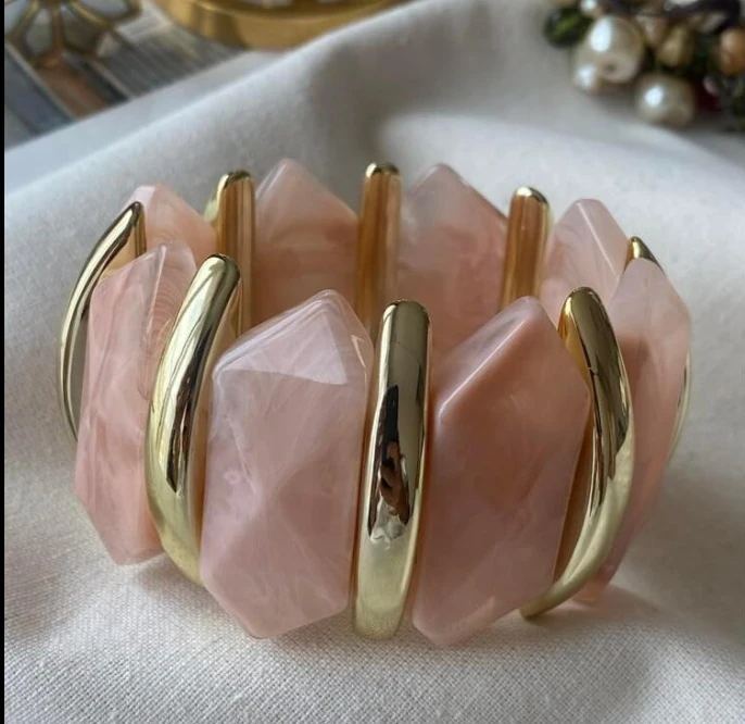 Gold Plaka Detaylı Pembe Geniş Esnek Bileklik