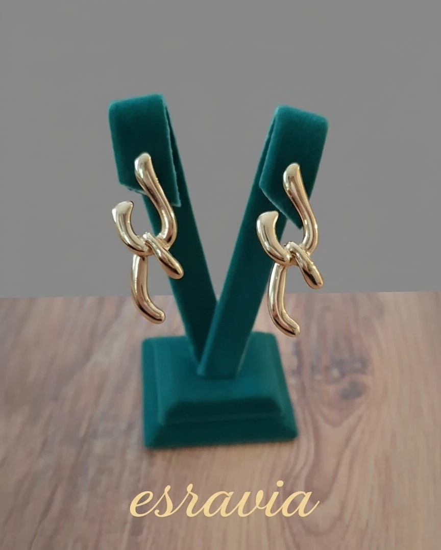 Asimetrik şıklık ✨ Altın tonun sıcaklığı ✨ Minimal ama etkileyici Küpe