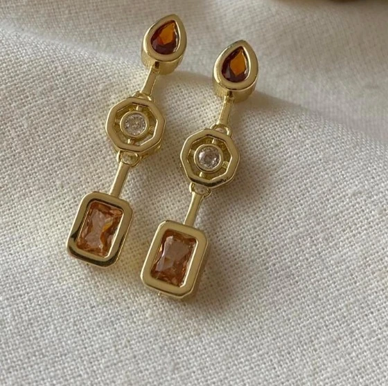 Kahverengi Taşlı Element Küpe