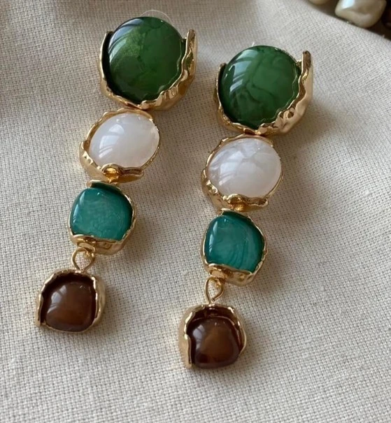 Sıralı Yeşil Taşlı Küpe