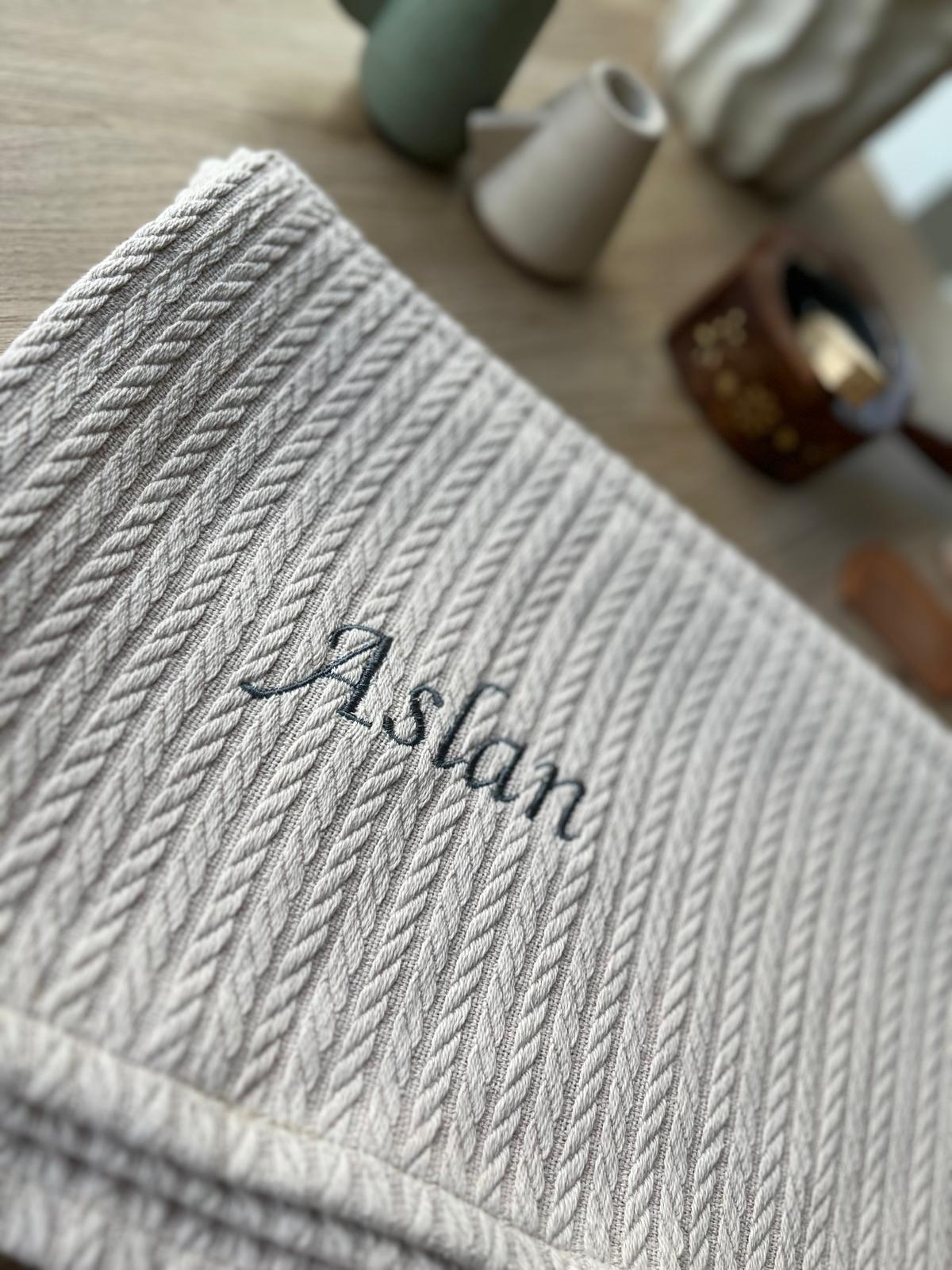 Nakışlı İsimli Örgü Desen Bebek Pikesi %100 Pamuk Bebek Battaniyesi 100x110-Cappuccino