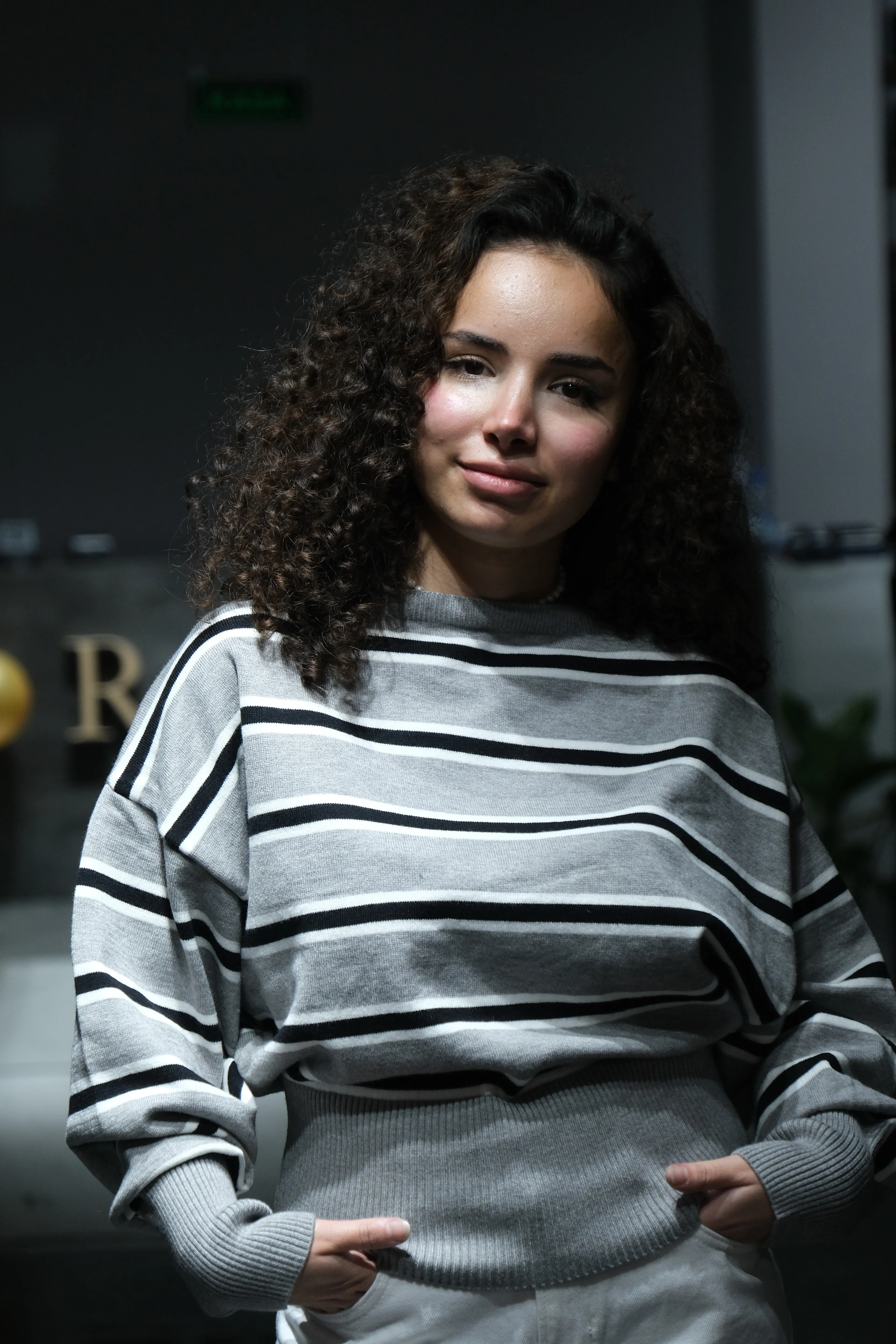 Kadın Asimetrik Çizgili Triko Kazak image