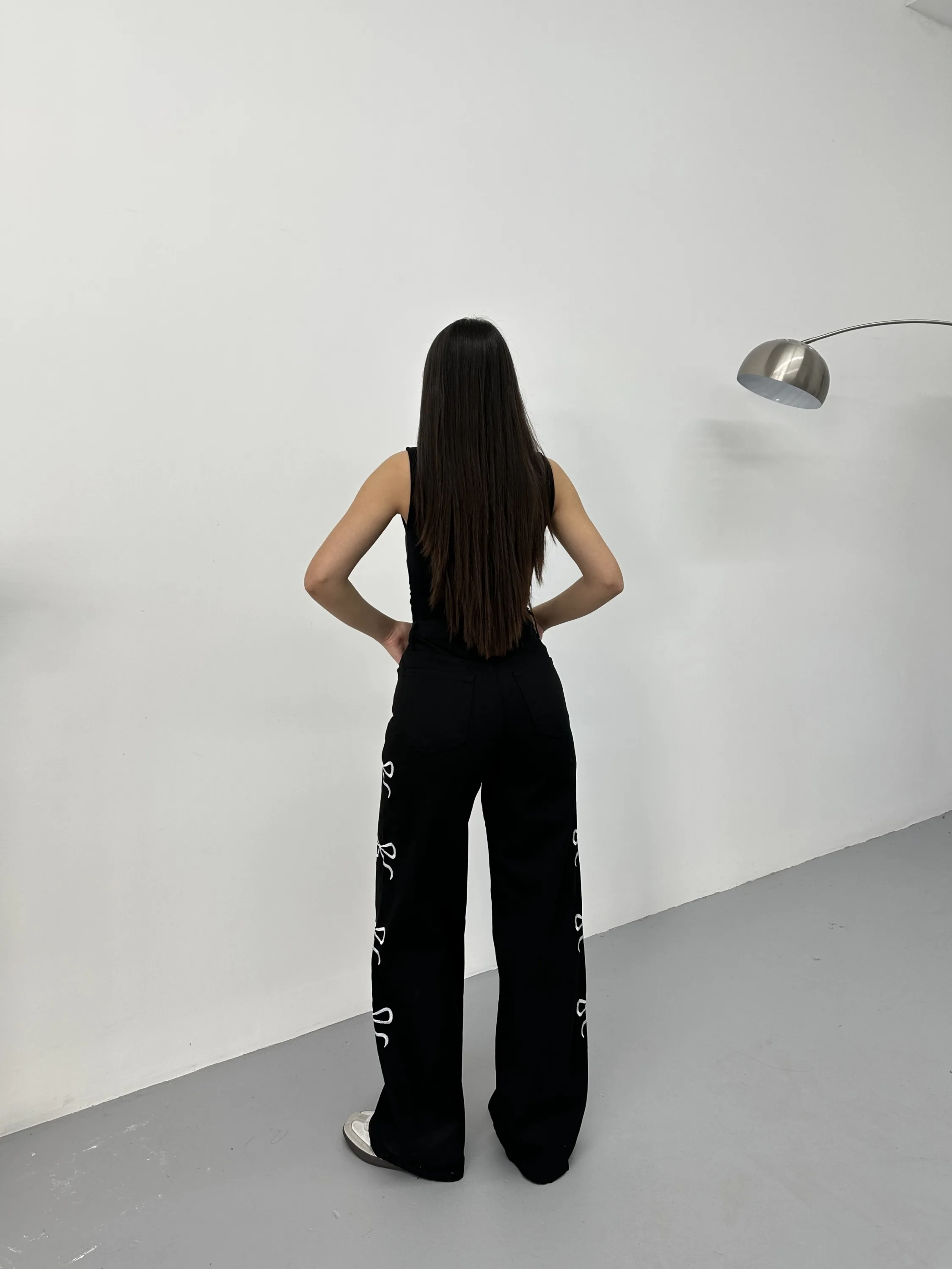 Siyah Fiyonk İşlemeli Yıkamalı Baggy Geniş Paça Yüksek Bel Oturtmalı Jean Kot Pantolon