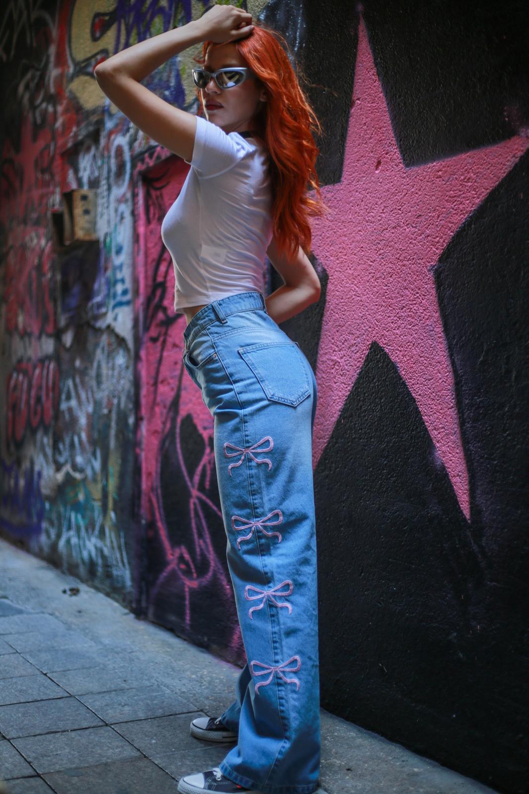 Pembe Kurdele Detaylı Mavi Baggy Jean