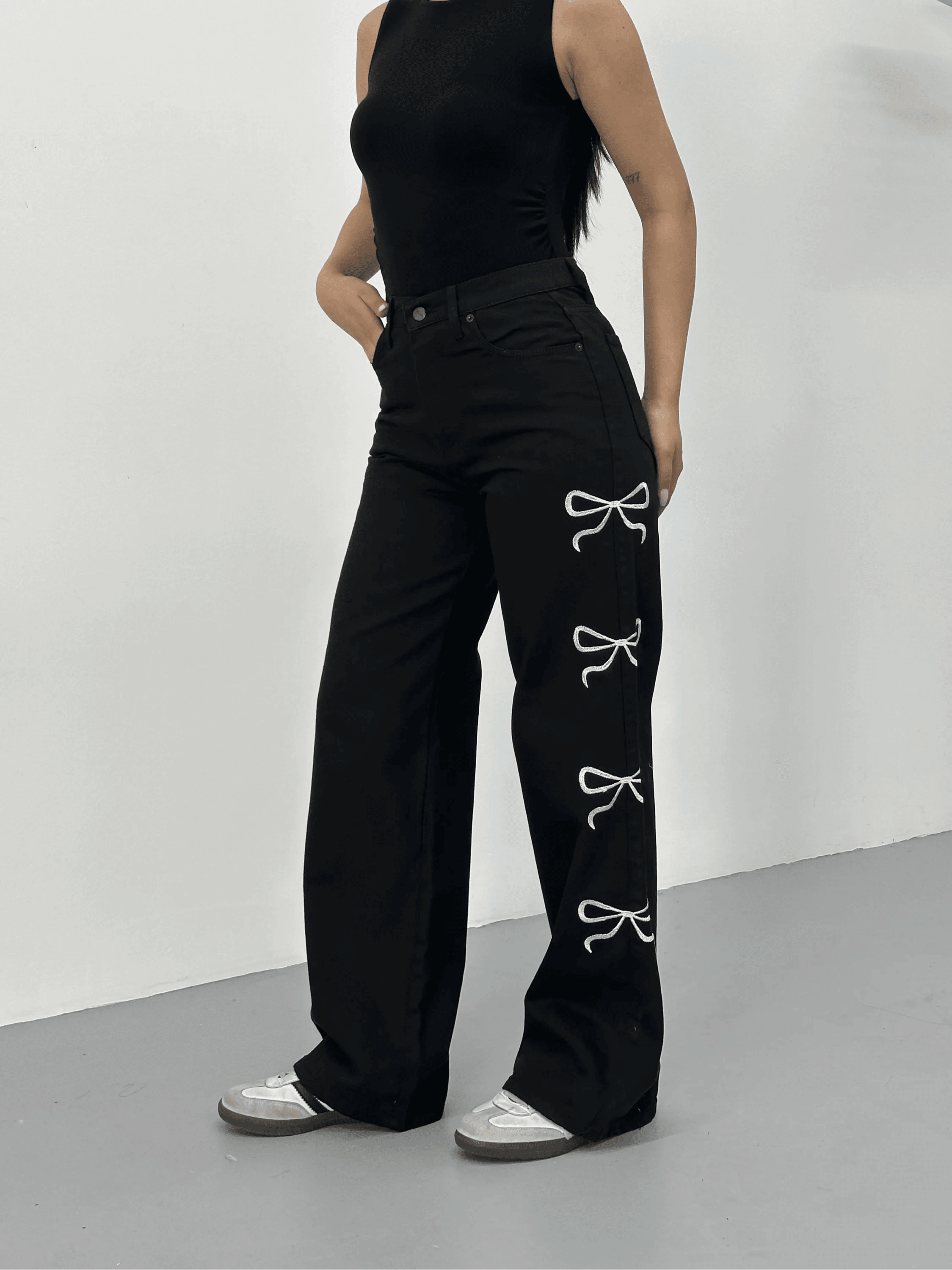 Siyah Fiyonk İşlemeli Yıkamalı Baggy Geniş Paça Yüksek Bel Oturtmalı Jean Kot Pantolon