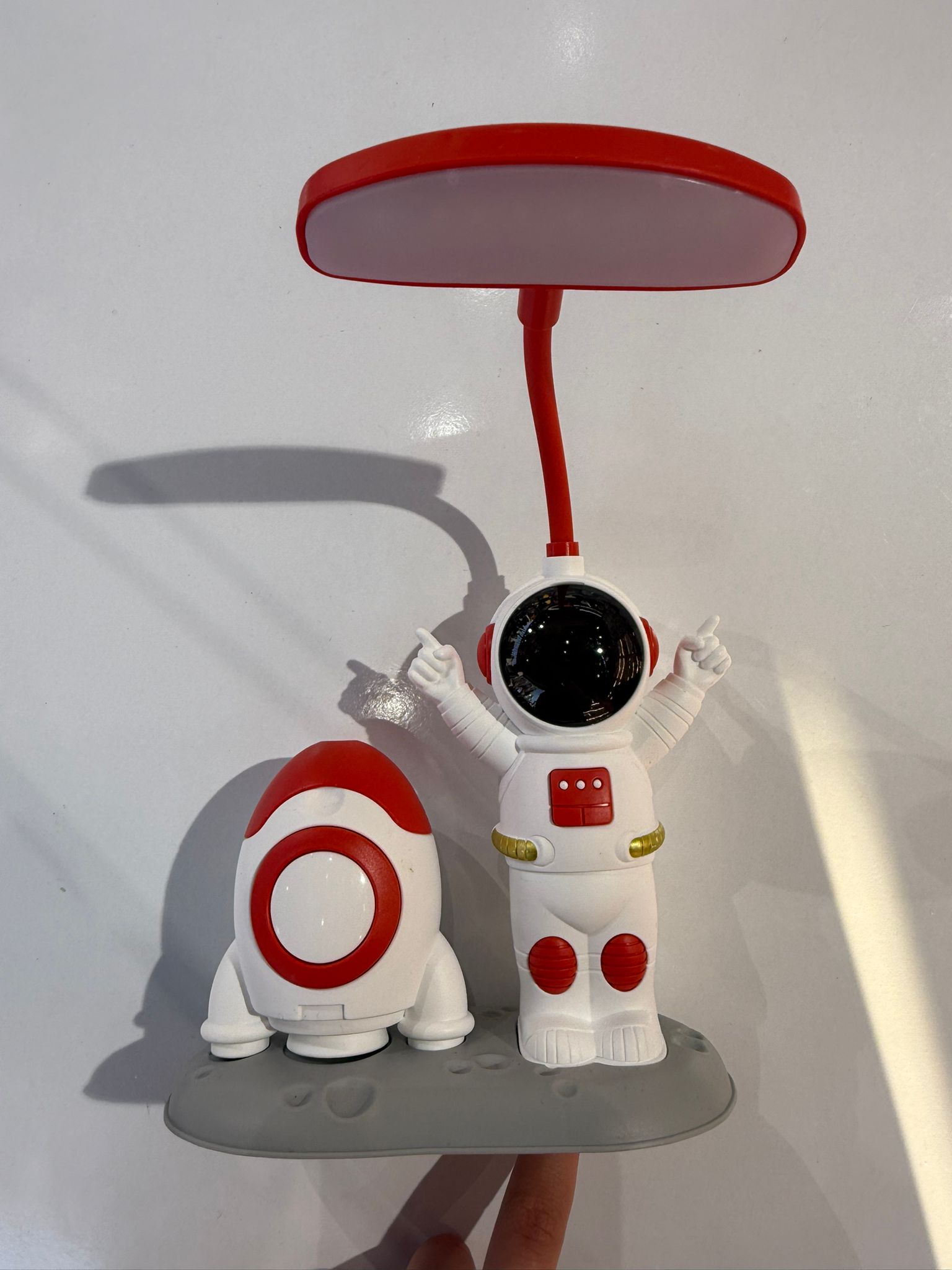 Astronot Kırmızı Masa Üstü Lambası
