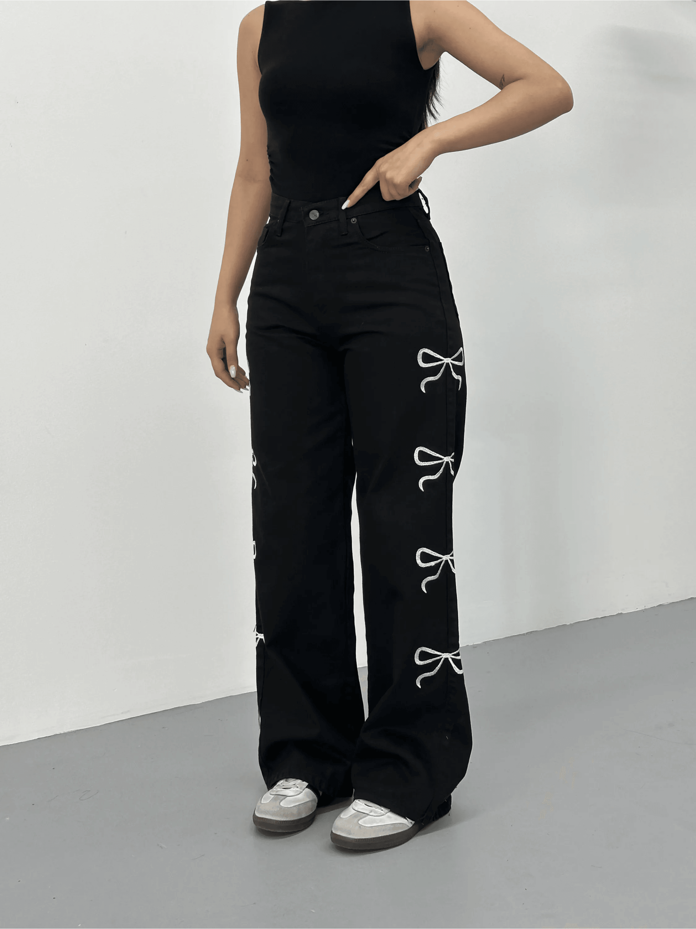 Siyah Fiyonk İşlemeli Yıkamalı Baggy Geniş Paça Yüksek Bel Oturtmalı Jean Kot Pantolon