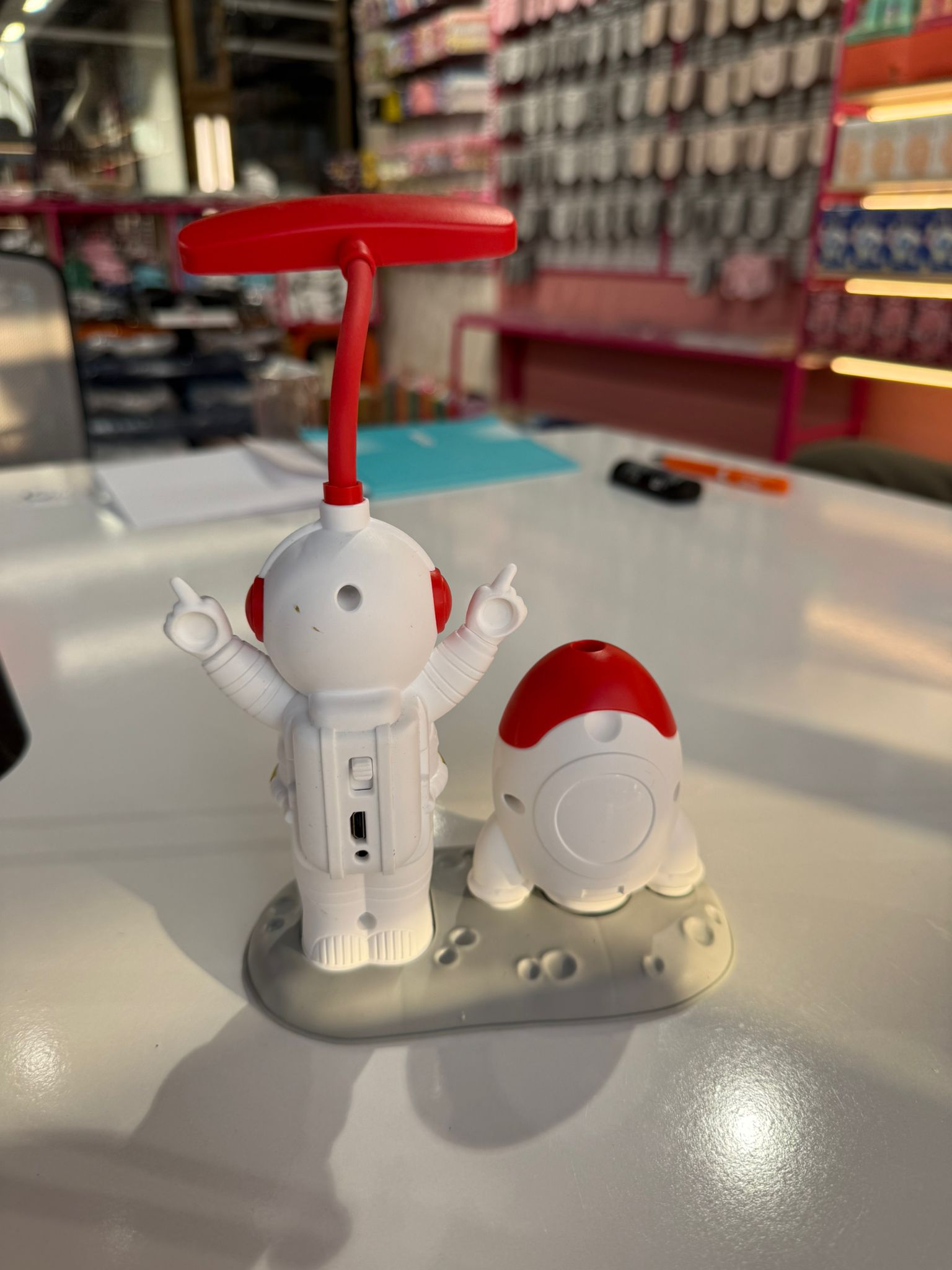 Astronot Kırmızı Masa Üstü Lambası