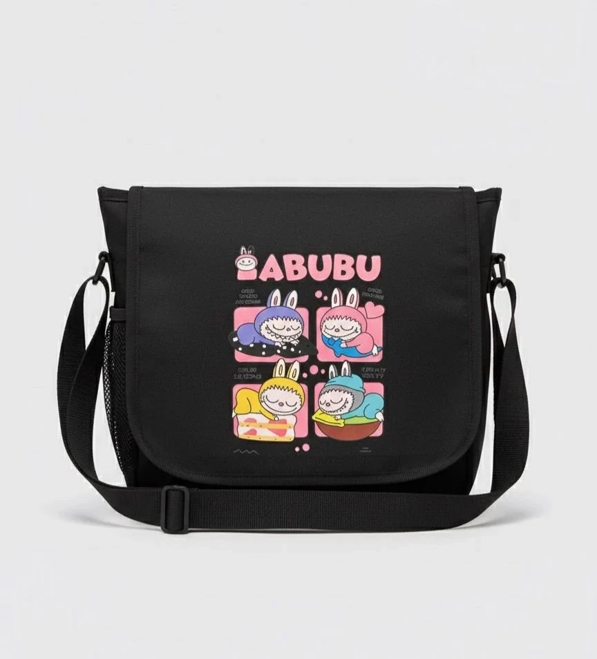 Labubu Baskılı Siyah Postacı Çantası