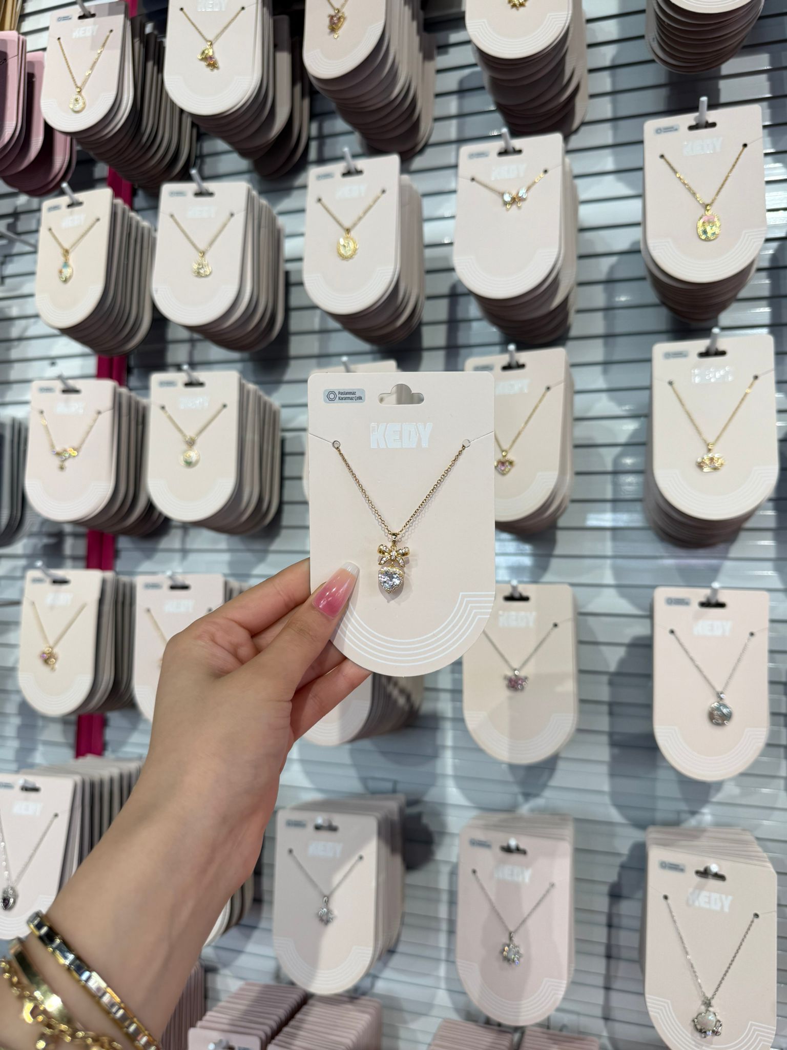 Çelik Gold Renk Fiyonklu Hera Kolye