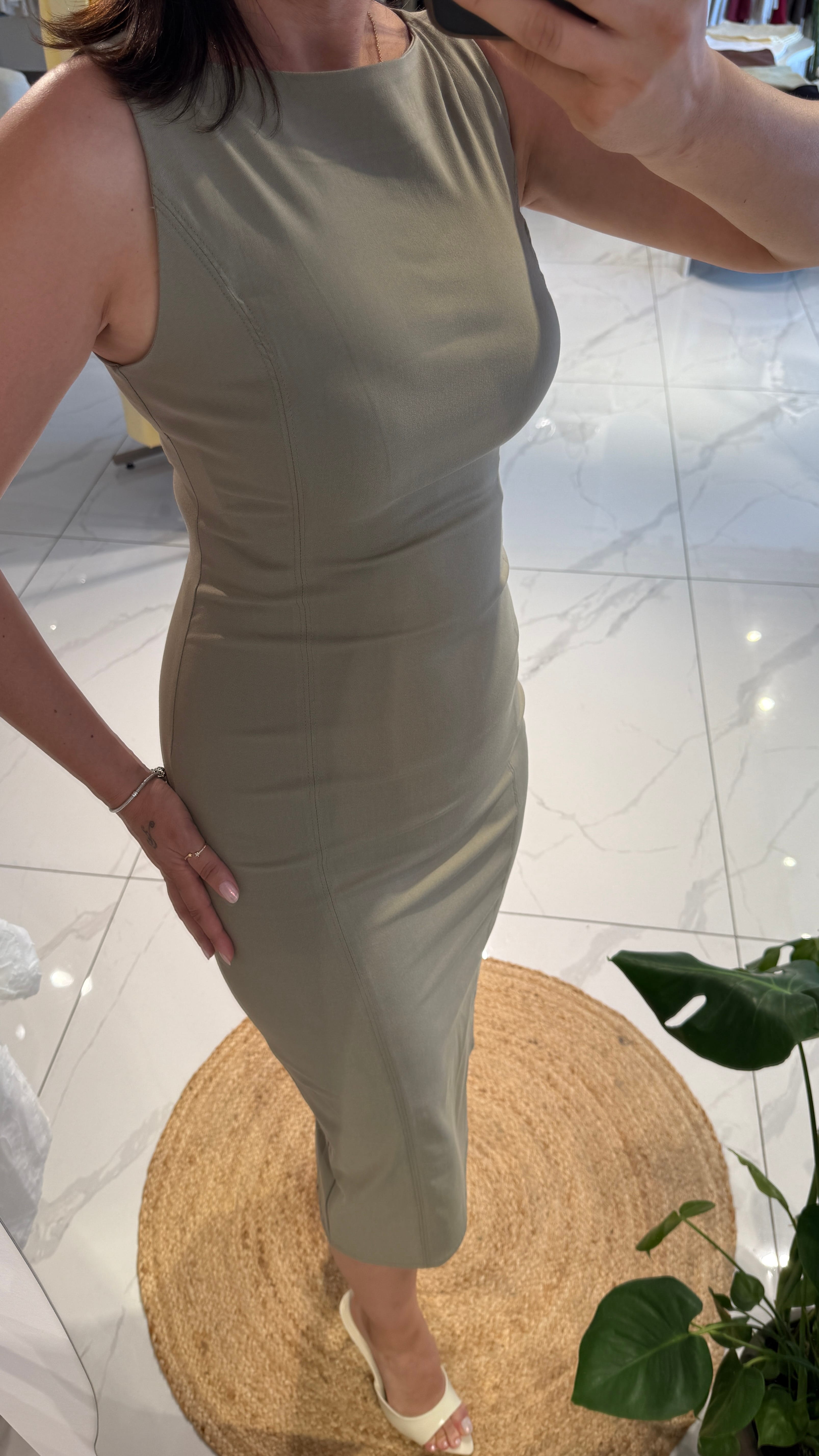 VÜCUDA OTURAN MİDİ ELBİSE
