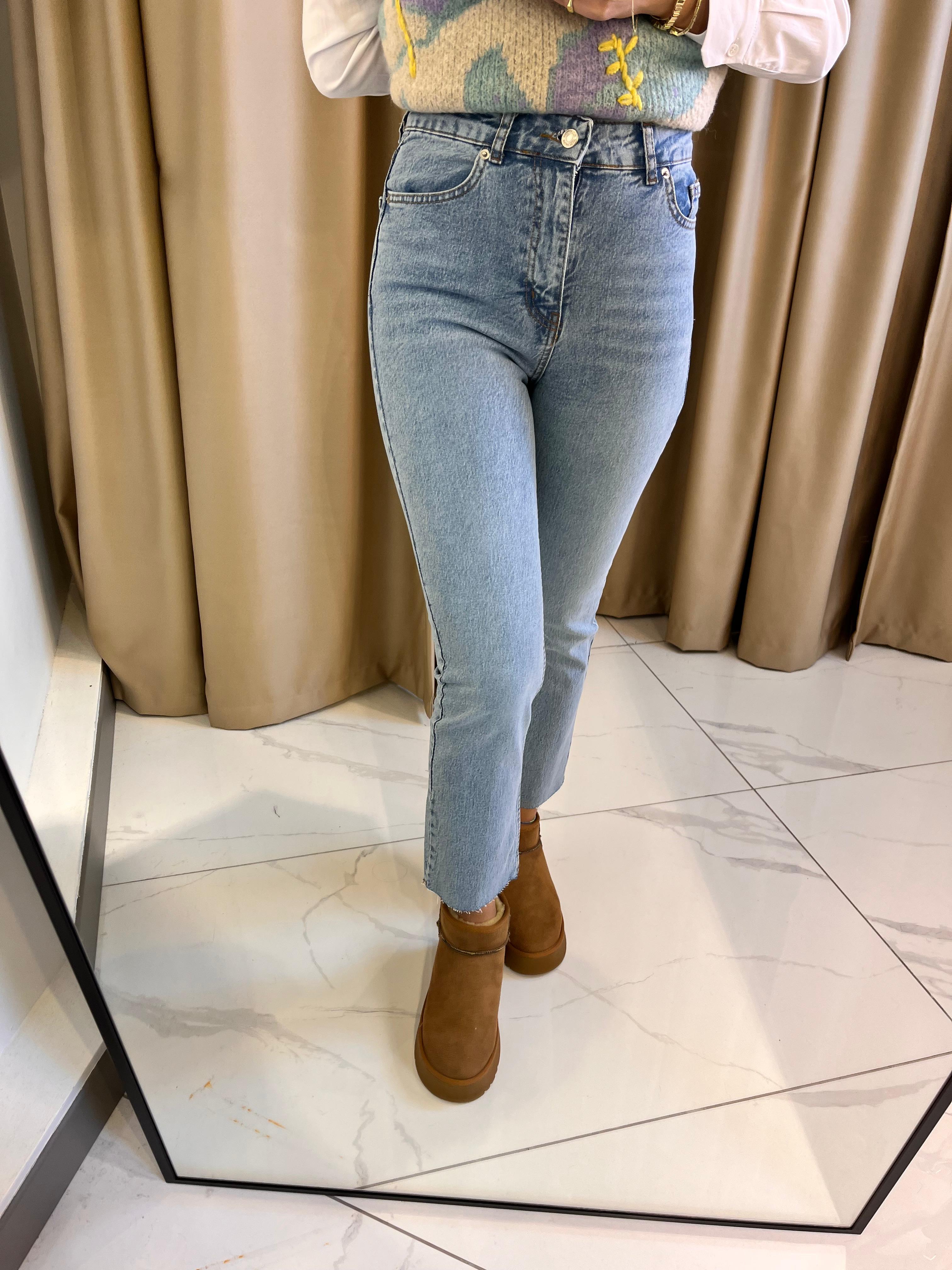 MARKA MODEL KESİK PAÇA BOYFİT JEAN