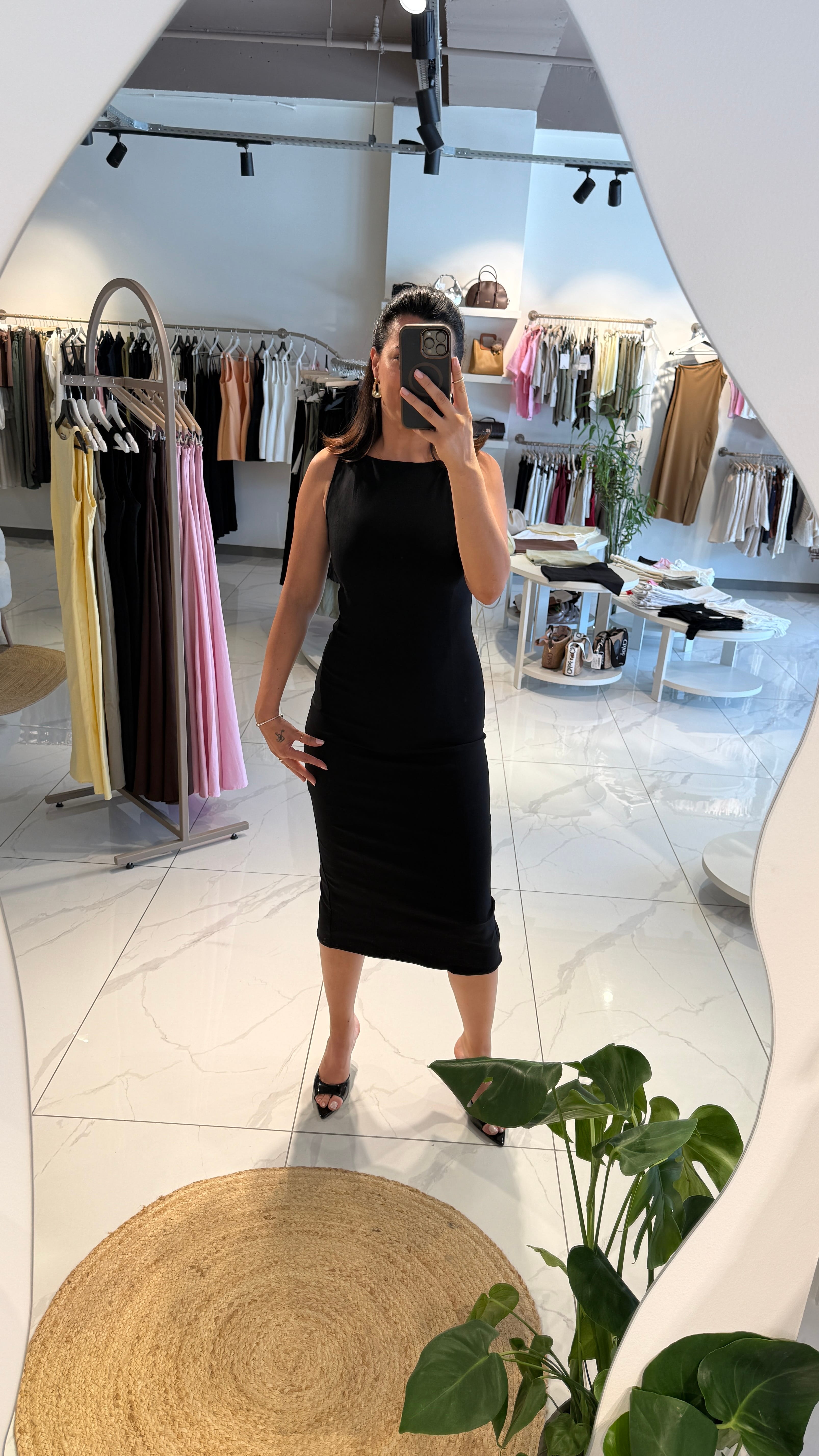 VÜCUDA OTURAN MİDİ ELBİSE