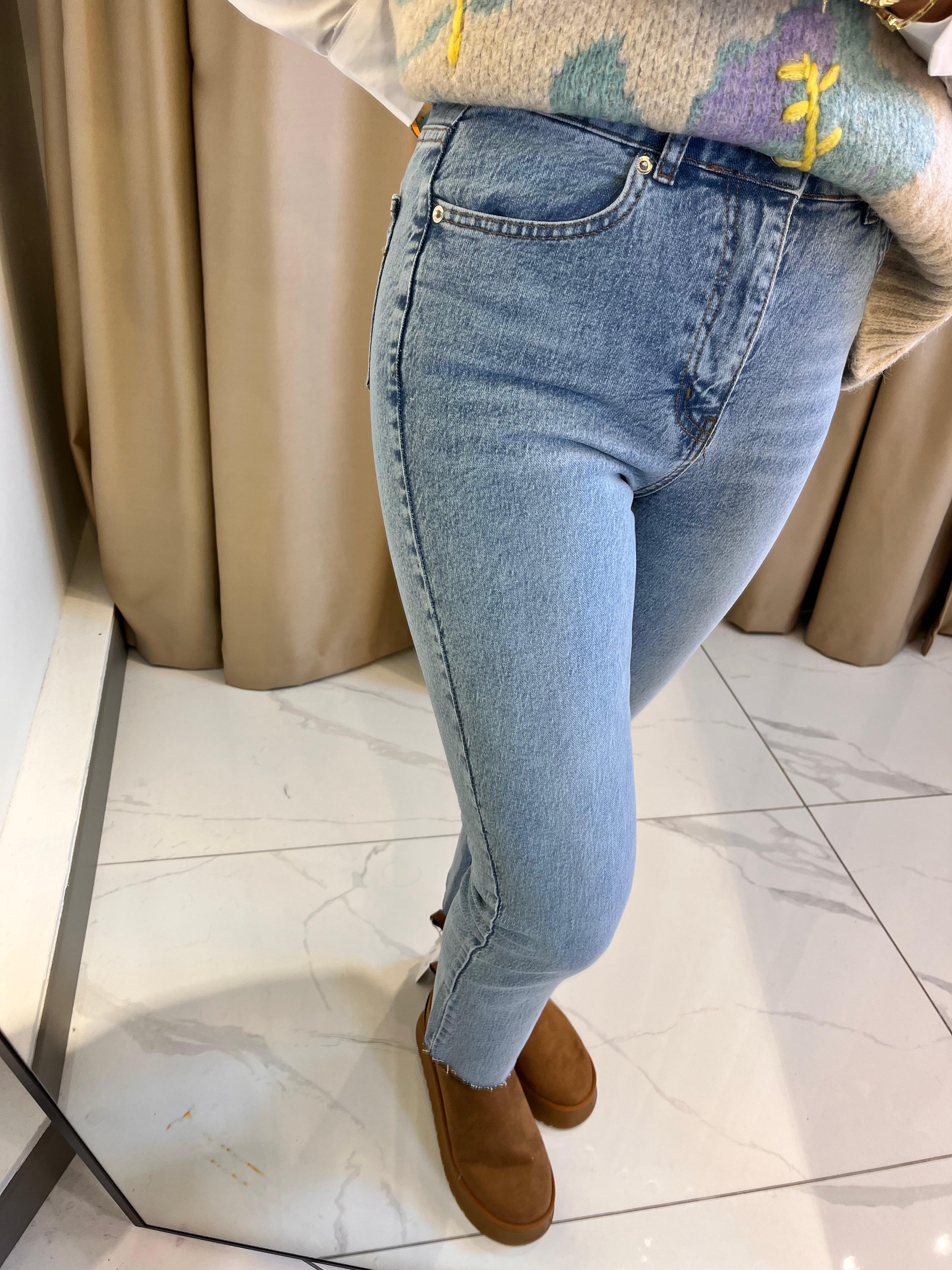 MARKA MODEL KESİK PAÇA BOYFİT JEAN