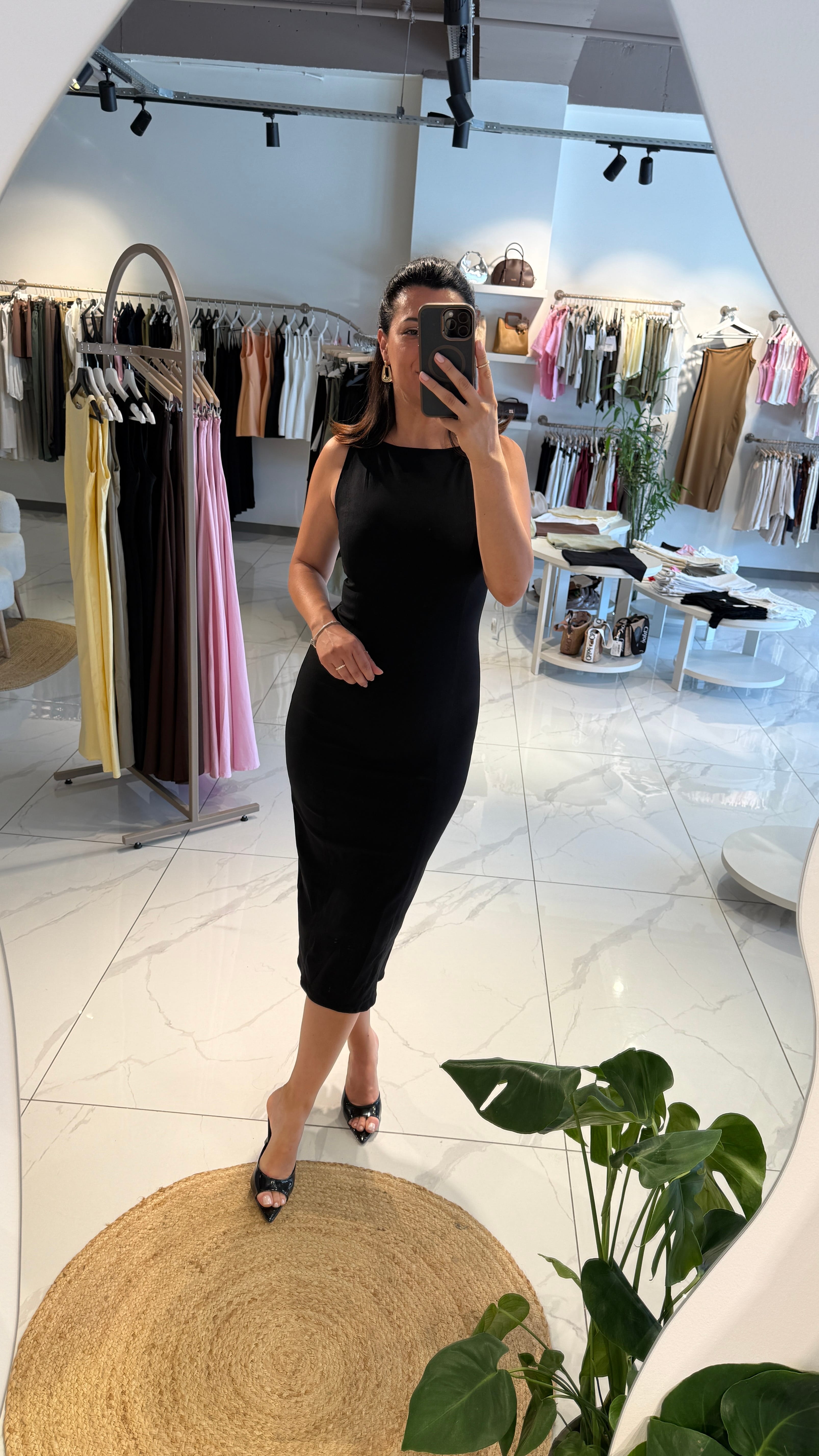 VÜCUDA OTURAN MİDİ ELBİSE