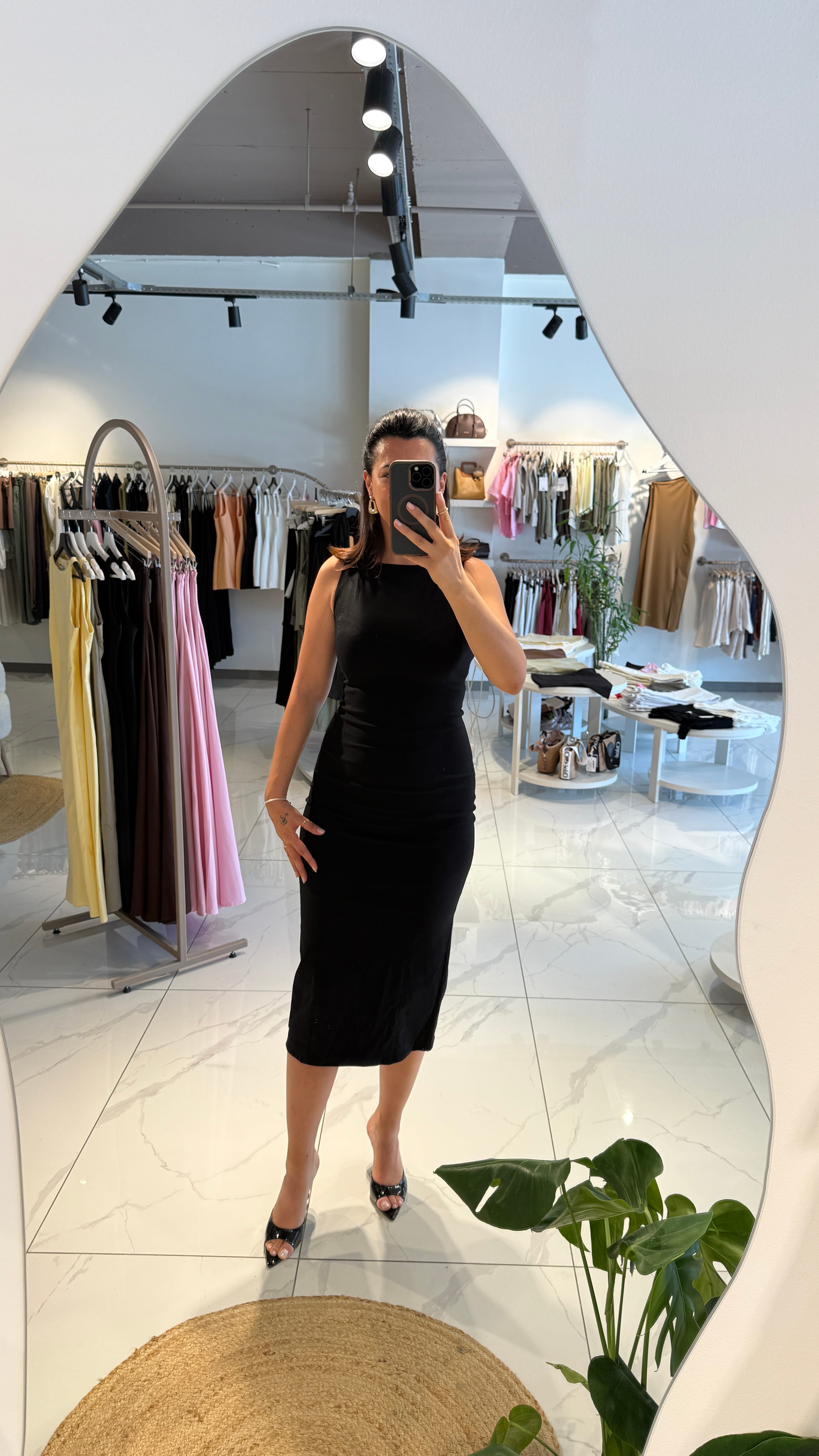 VÜCUDA OTURAN MİDİ ELBİSE
