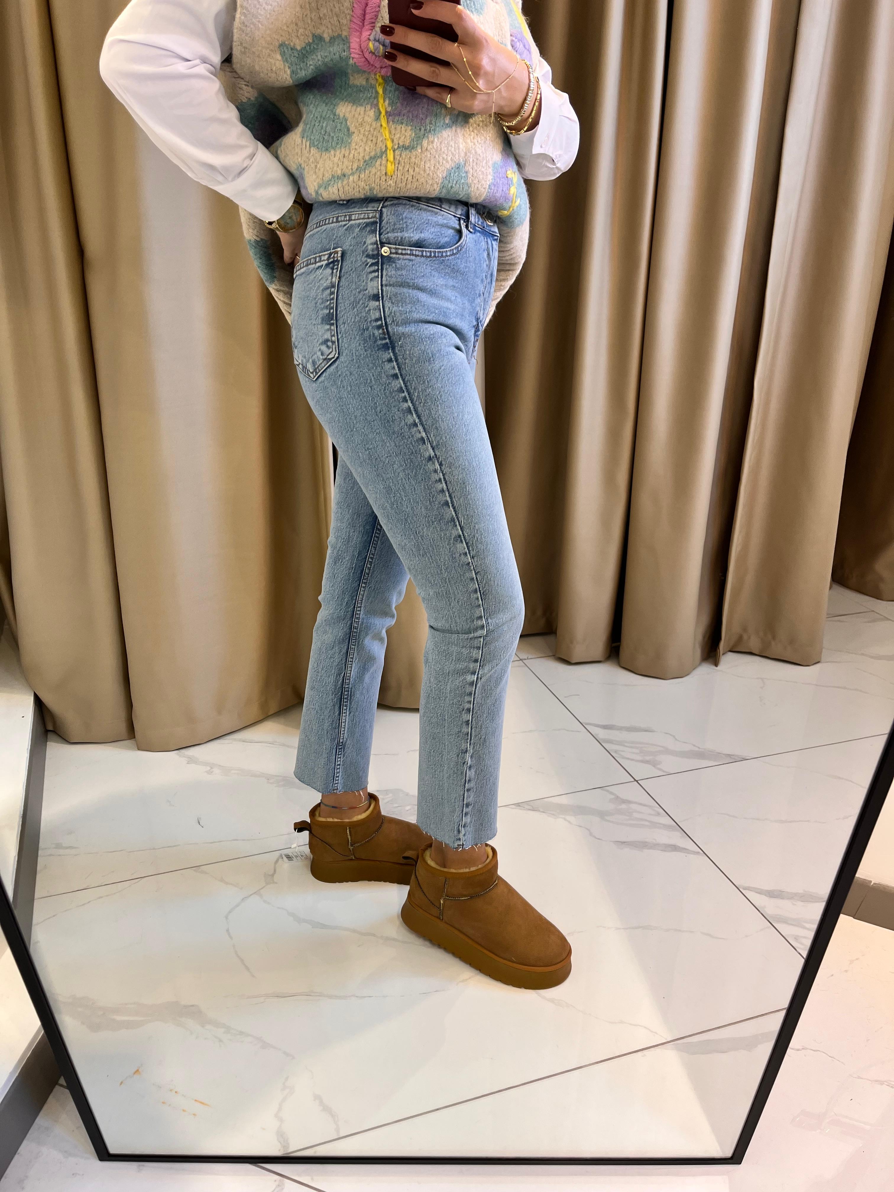 MARKA MODEL KESİK PAÇA BOYFİT JEAN