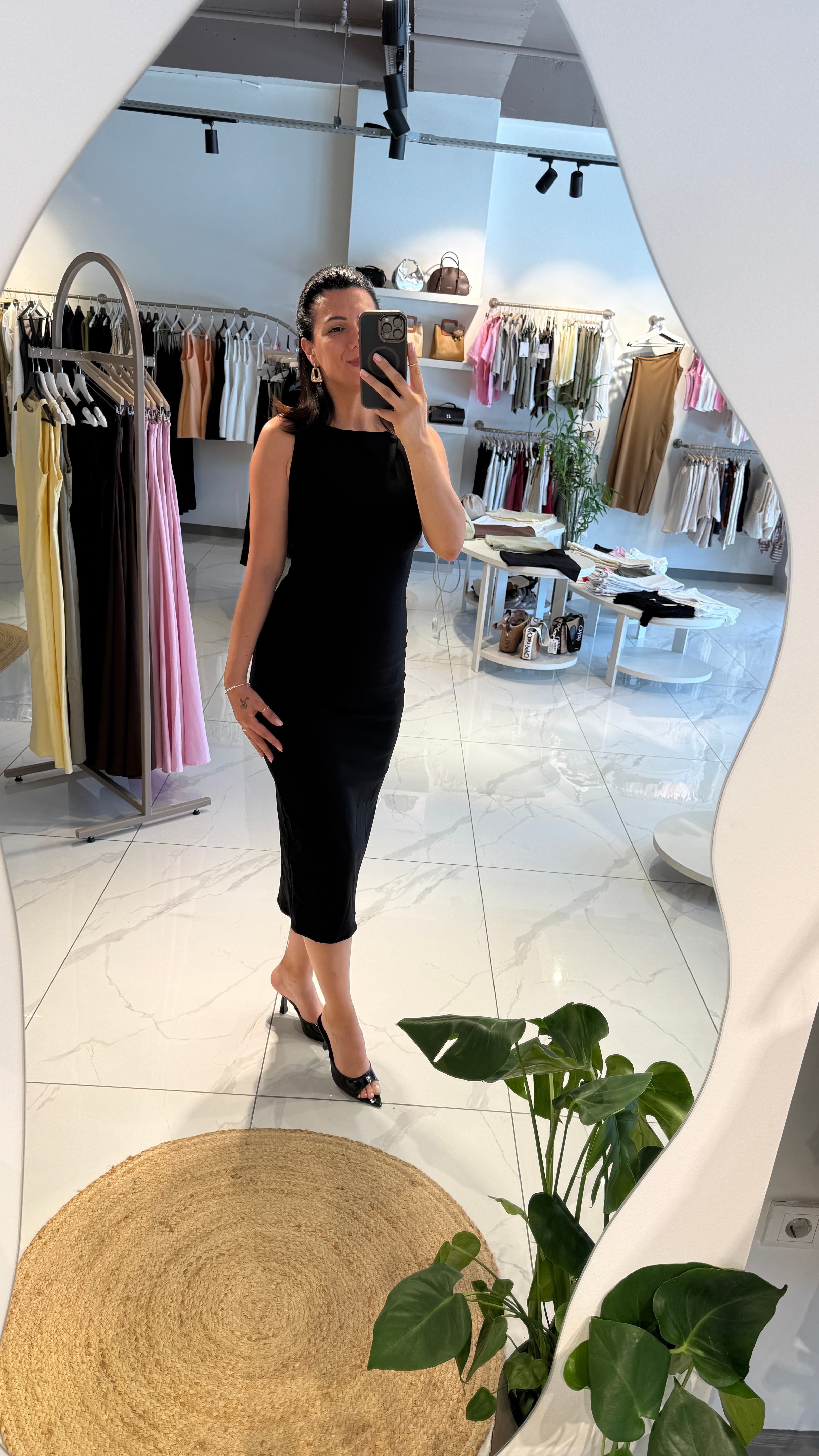 VÜCUDA OTURAN MİDİ ELBİSE
