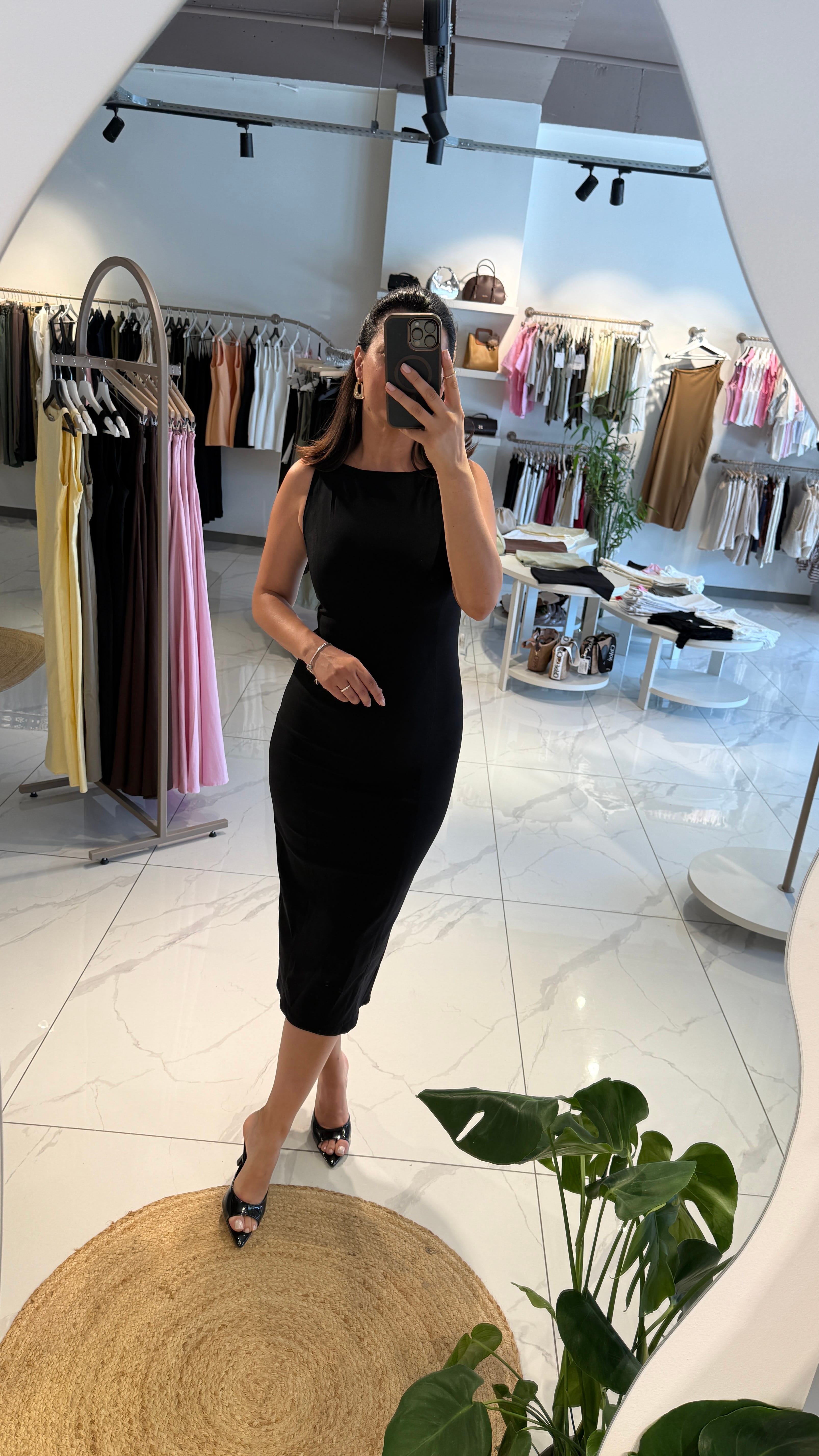 VÜCUDA OTURAN MİDİ ELBİSE