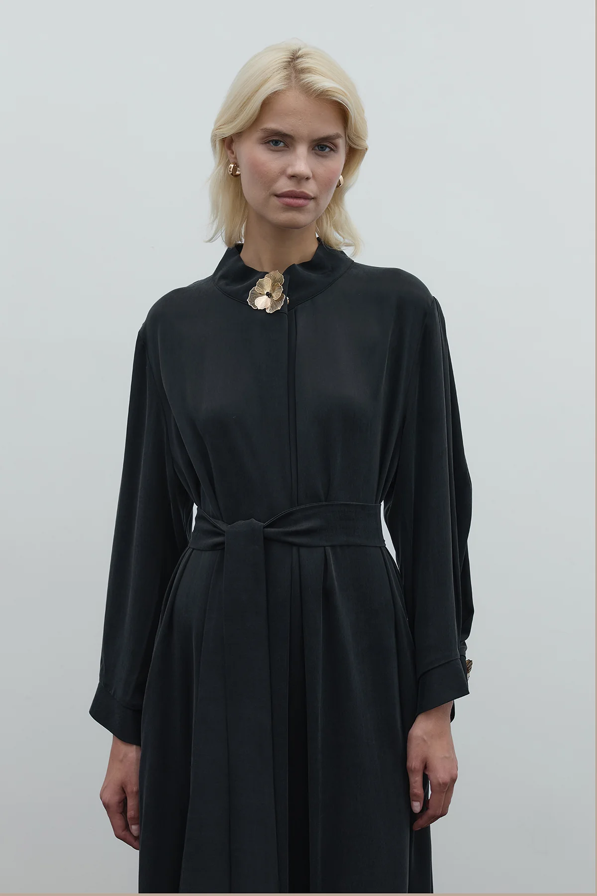 CLANDE YAKA AKSESUARLI İPEK CUPRO ELBİSE 5011