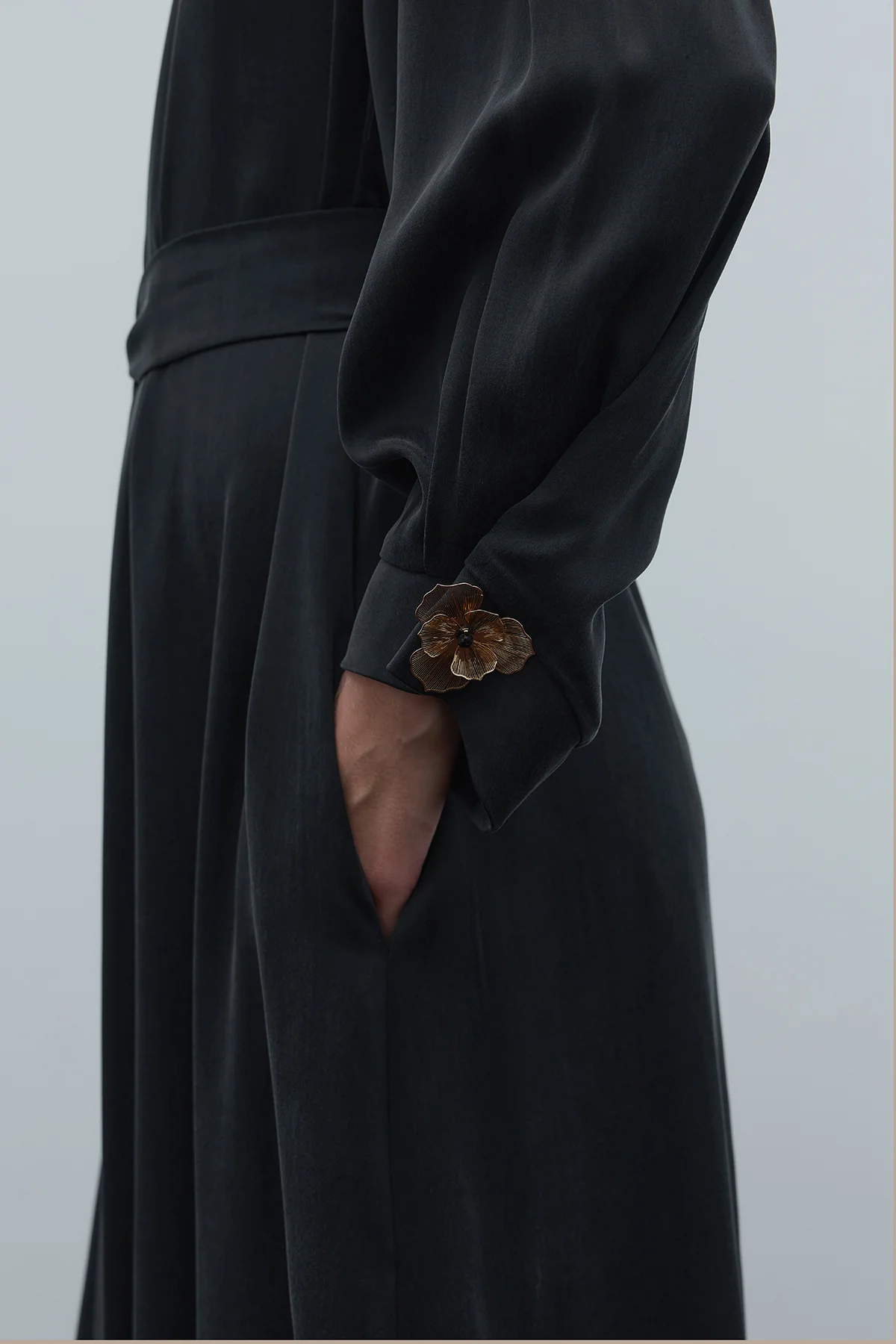 CLANDE YAKA AKSESUARLI İPEK CUPRO ELBİSE 5011