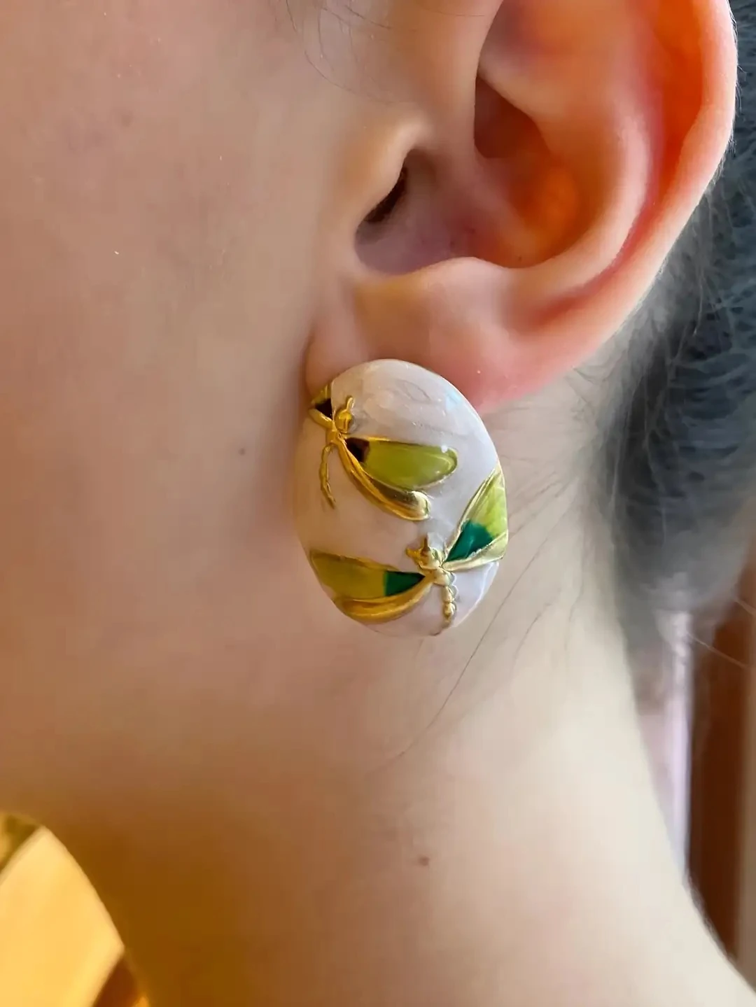 Akrilik Kelebek Motifli Gold Küpe