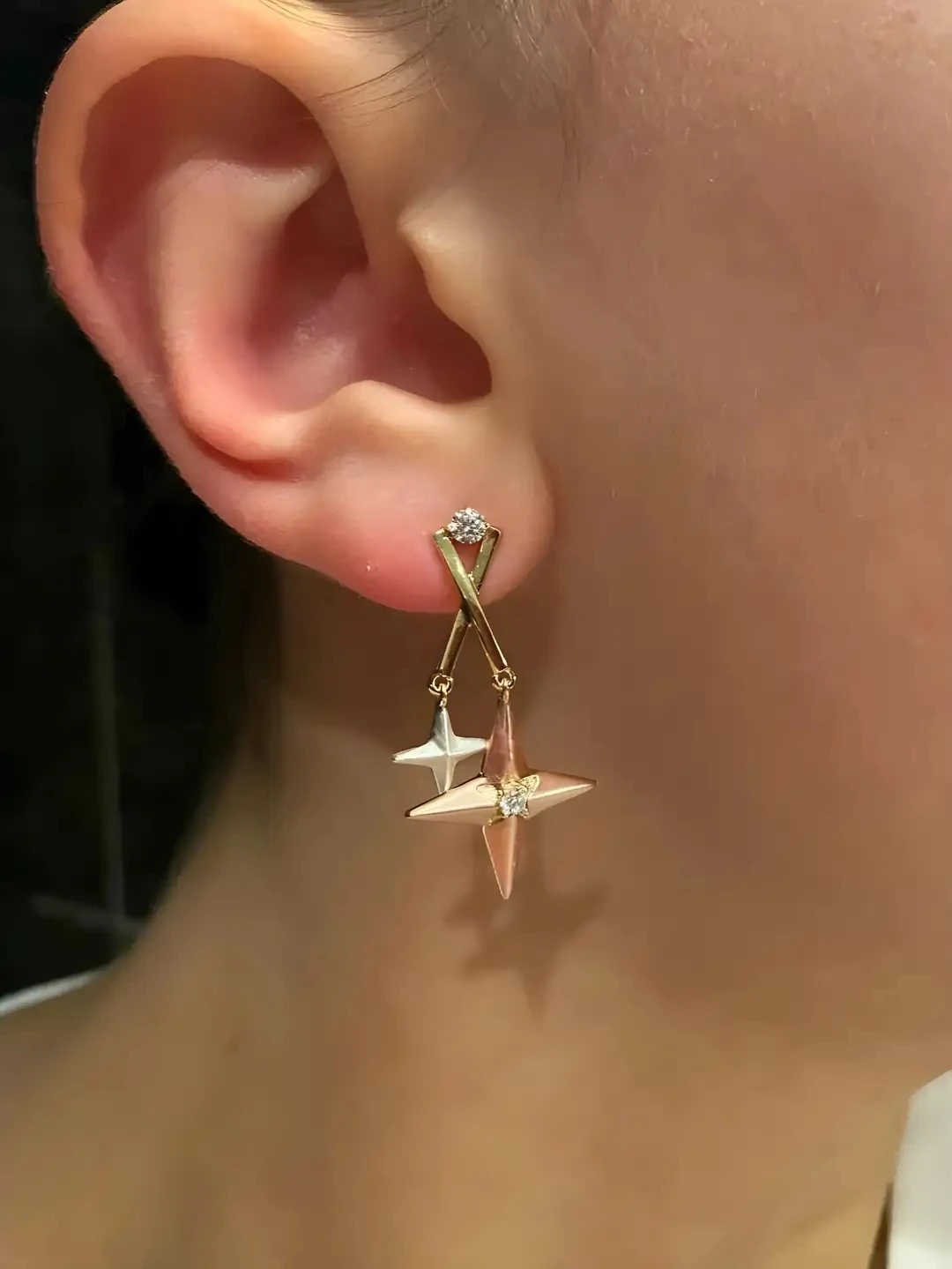 Taşlı Tasarım Sallantılı Yıldız Küpe 