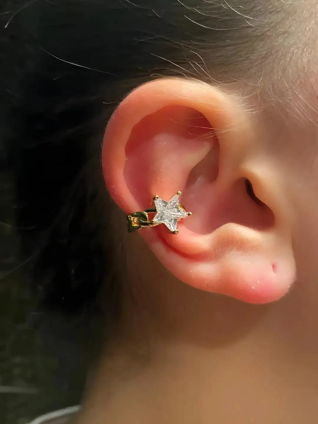 Kristal Taşlı Yıldız Model Kıkırdak Küpe