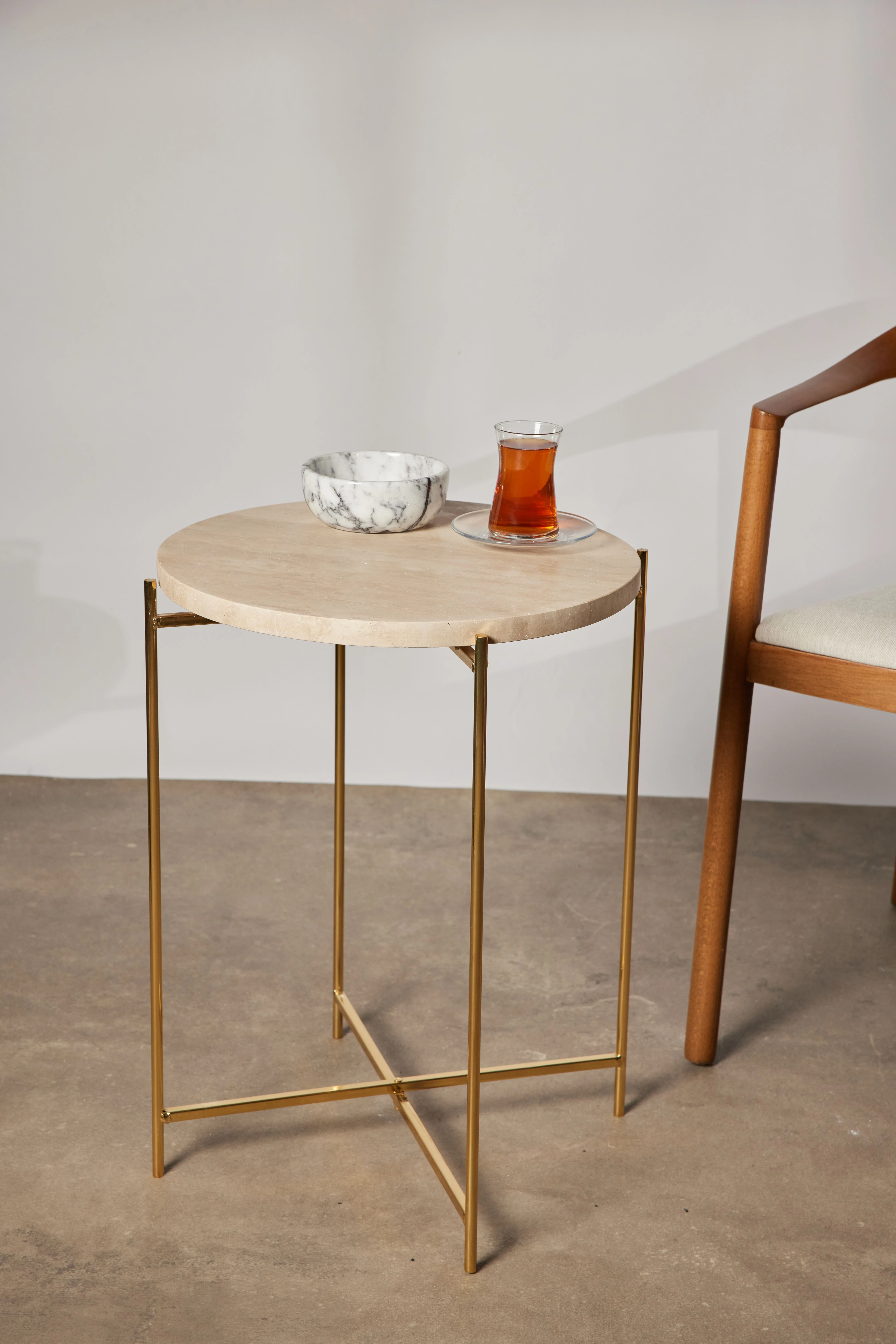 Neil Traverten Yan Sehpa