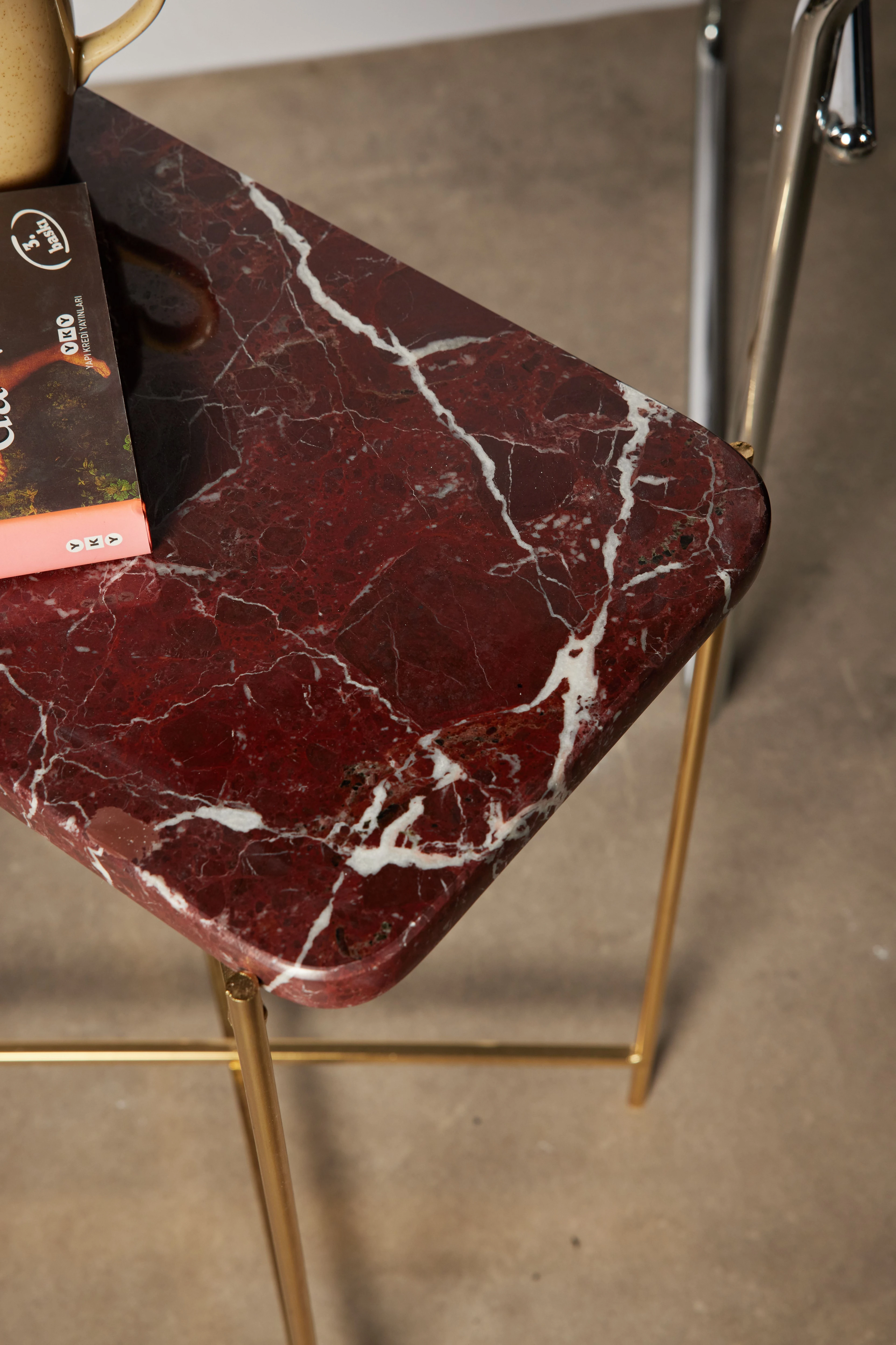 Cherry Mermer Yan Sehpa