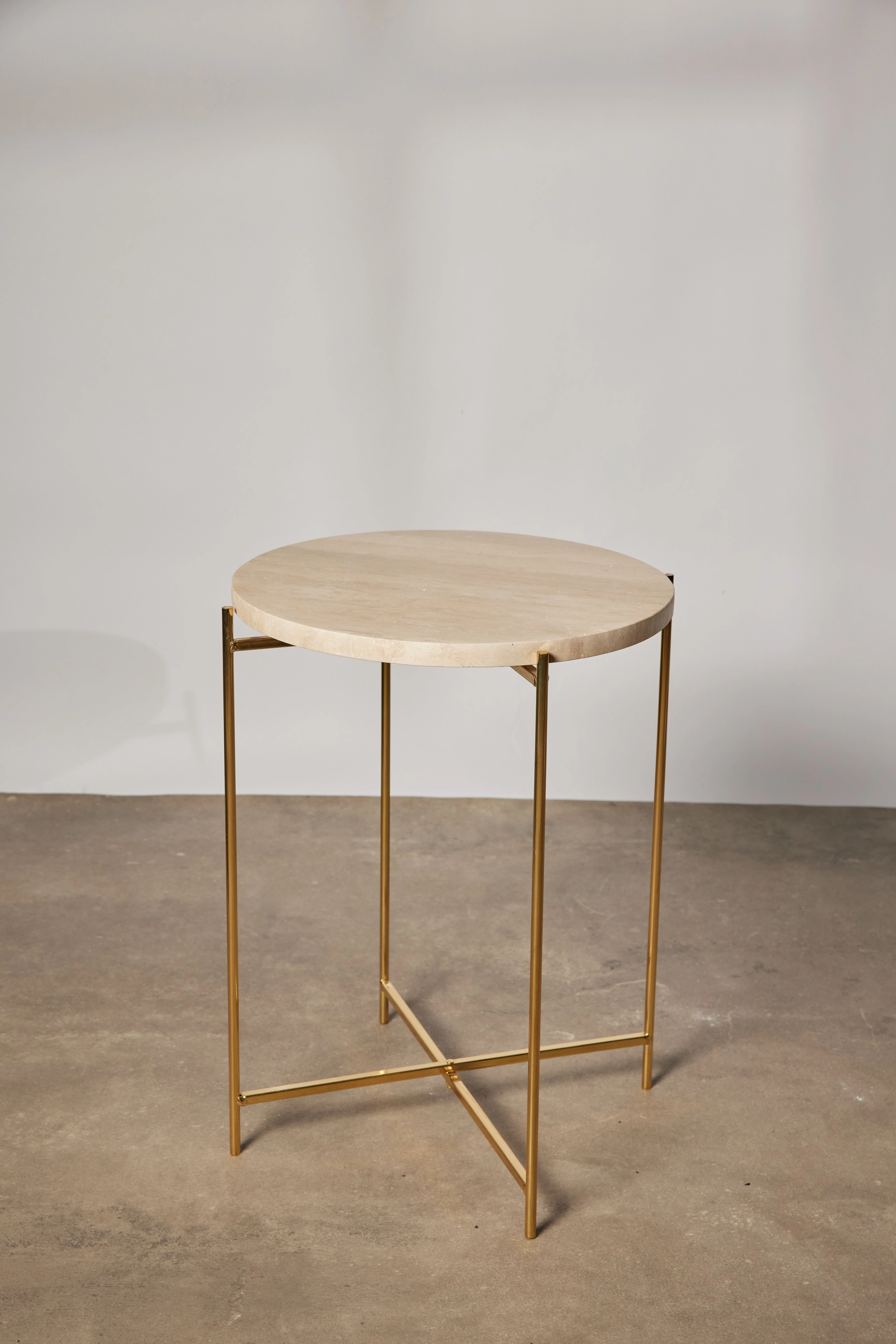 Neil Traverten Yan Sehpa