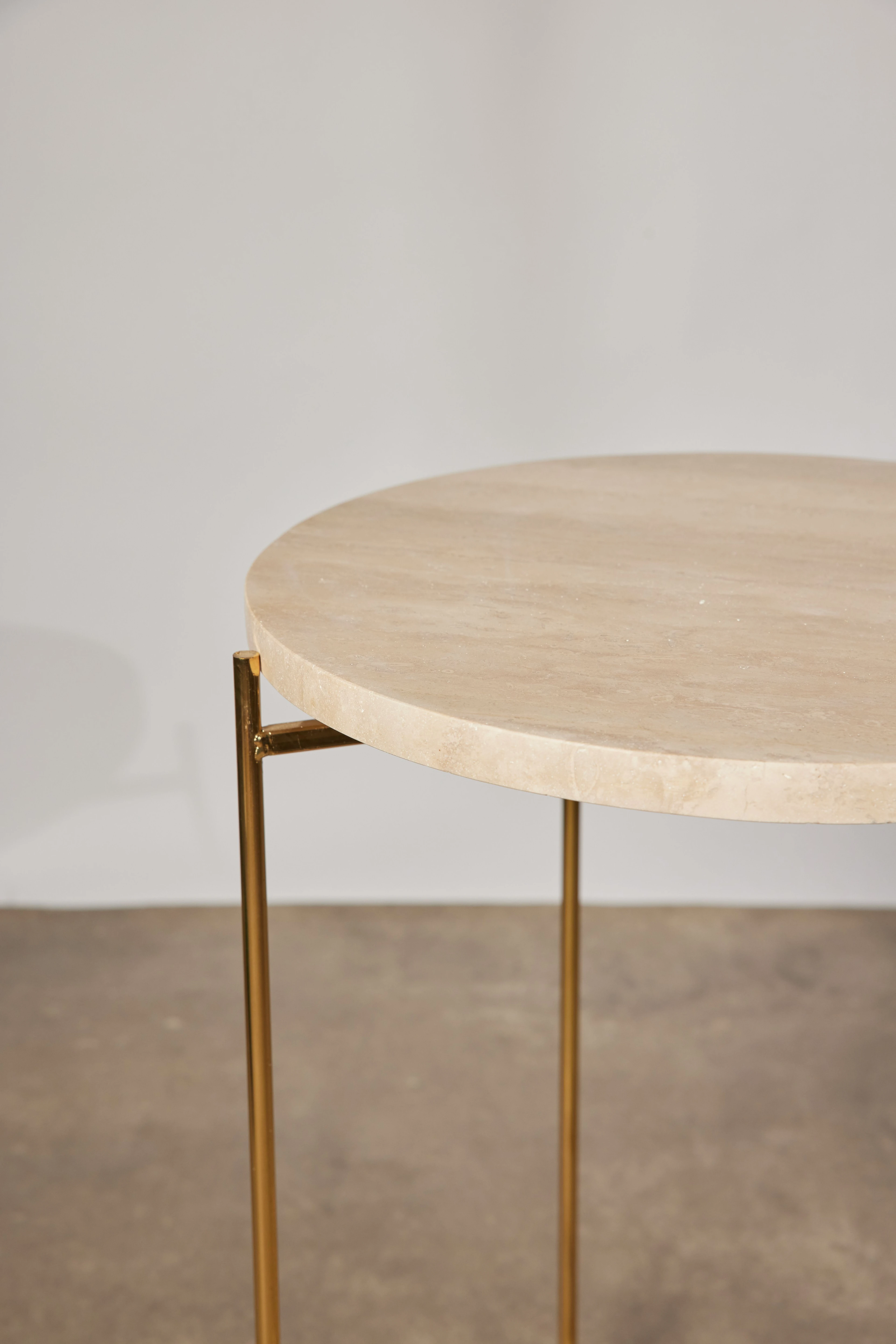 Neil Traverten Yan Sehpa