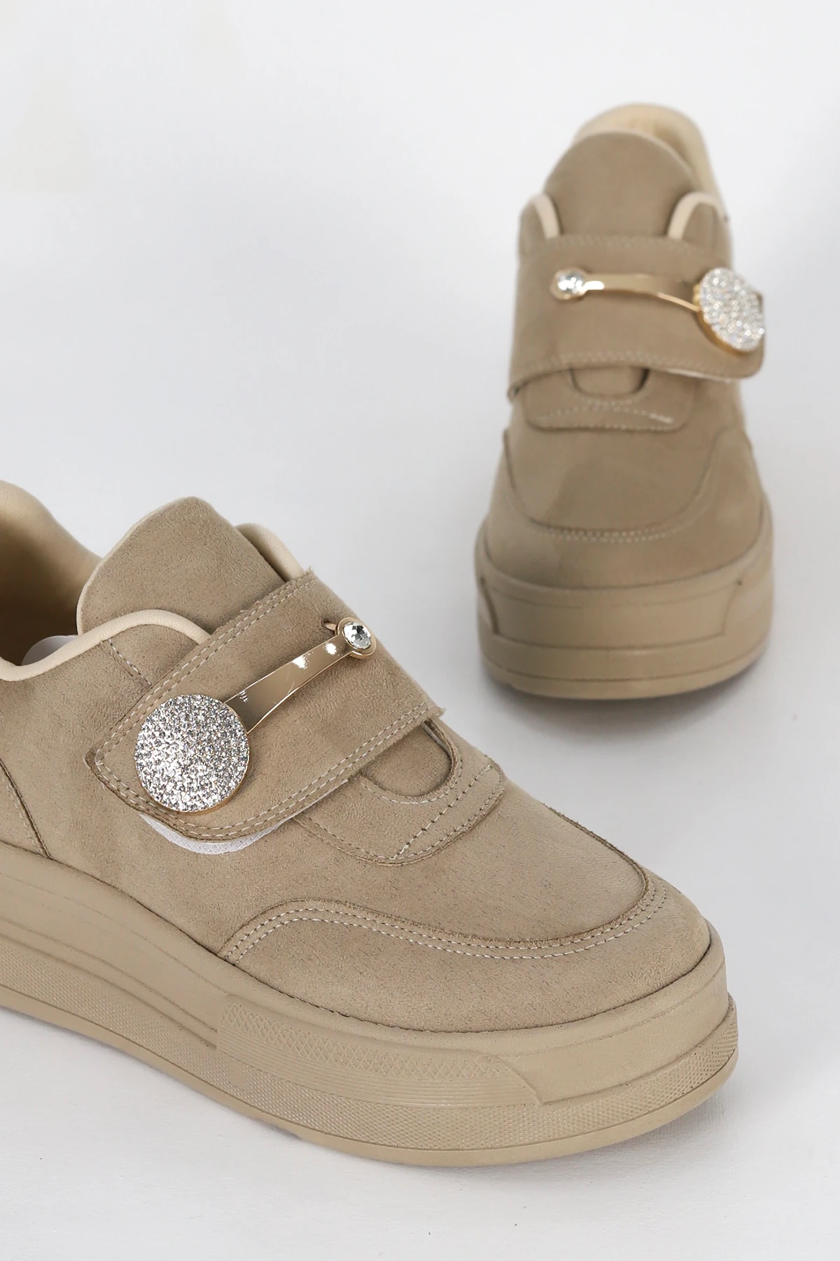 MDL 1477 Gold Metal Taş Toka Detaylı Spor Ayakkabı - BEJ SÜET