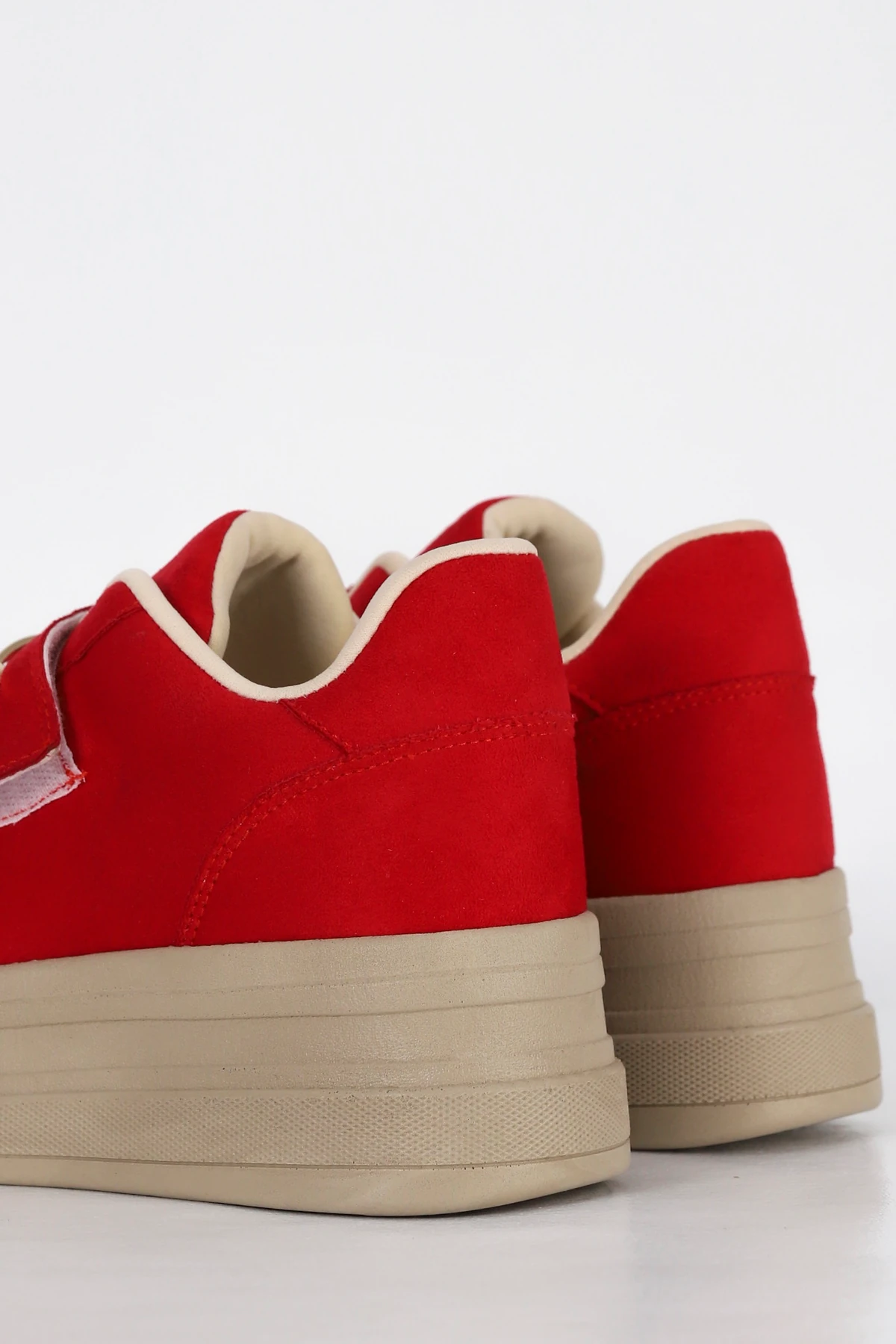 MDL 1477 Gold Metal Taş Toka Detaylı Spor Ayakkabı - KIRMIZI SÜET