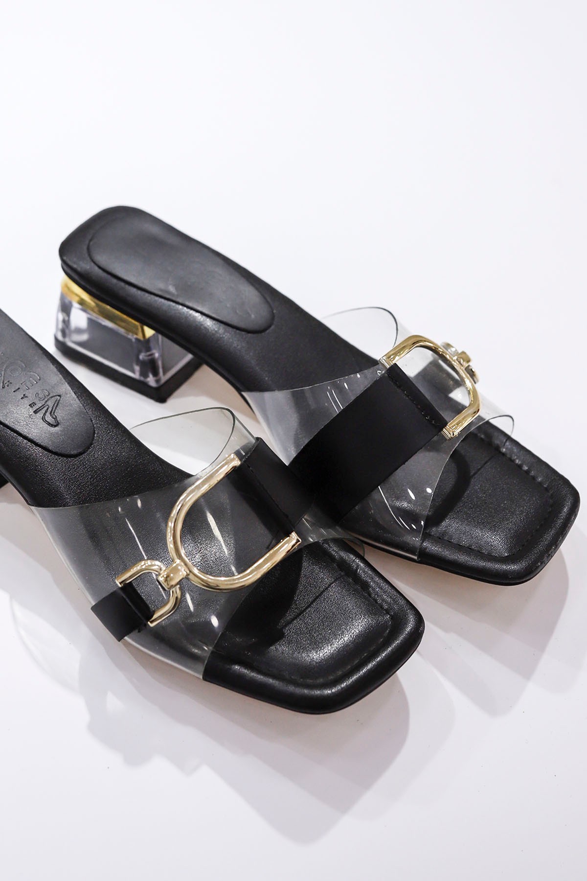 BLN 14 Şeffaf Bant Gold Toka Detaylı Terlik