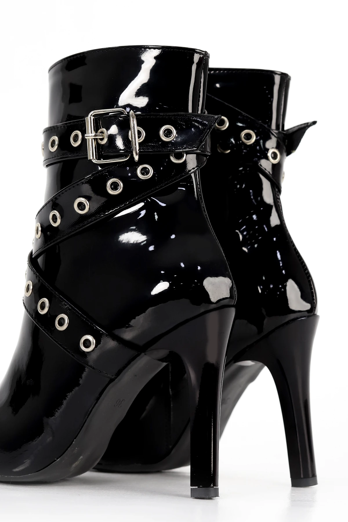 BLN 2401 Kemer Toka detaylı Yüksek Topuklu Yarım Bot - SİYAH RUGAN