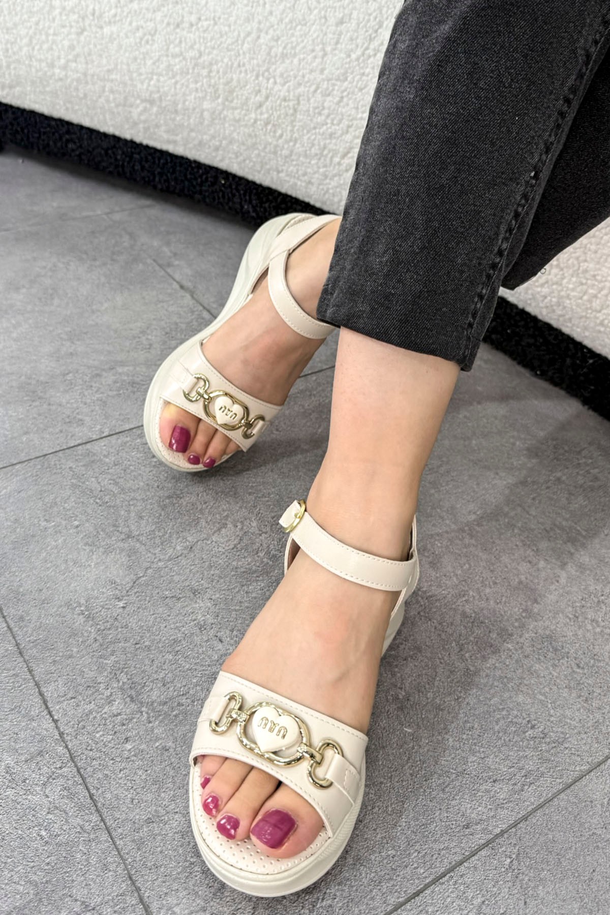 İS 03 Gold Toka Detaylı Dolgu Taban Sandalet