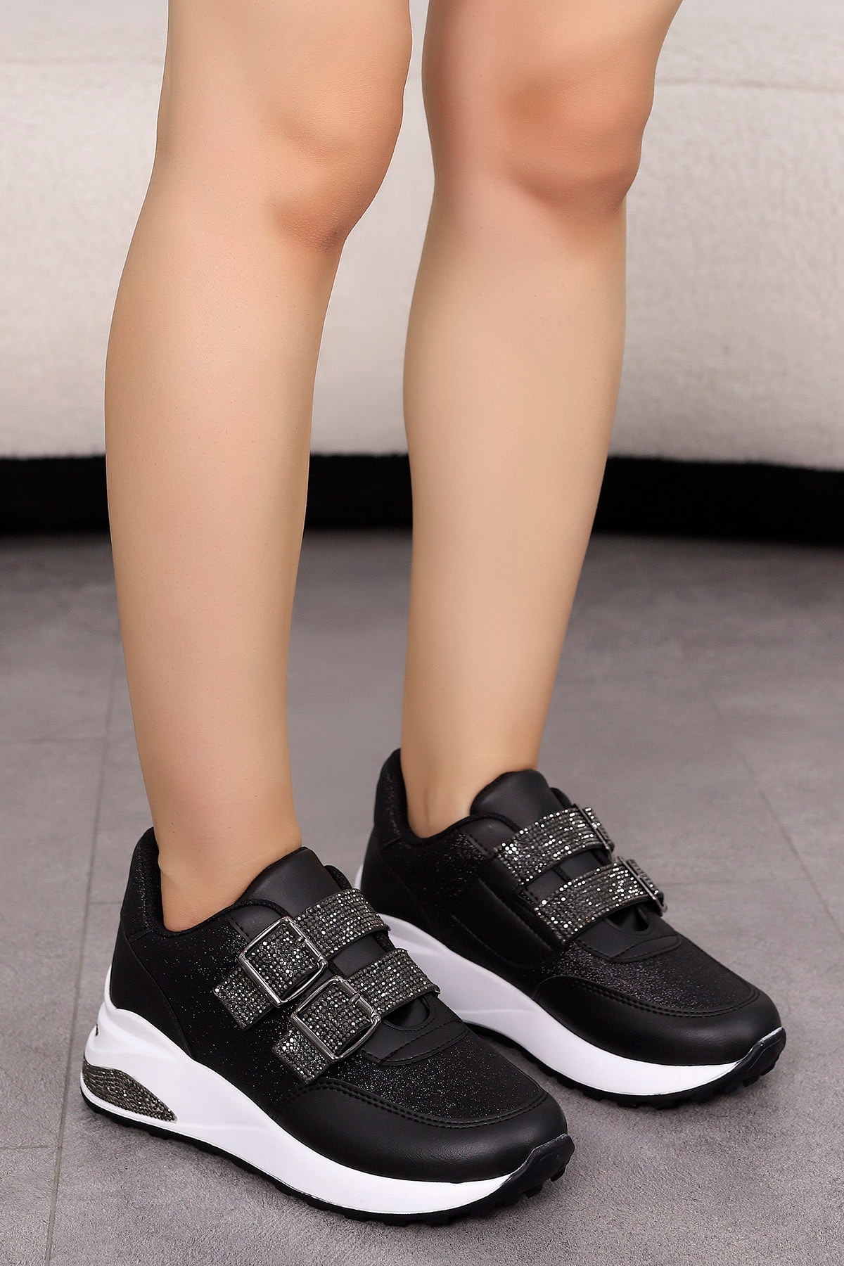 MDL 1058 Taş Detaylı Tokalı Spor Ayakkabı