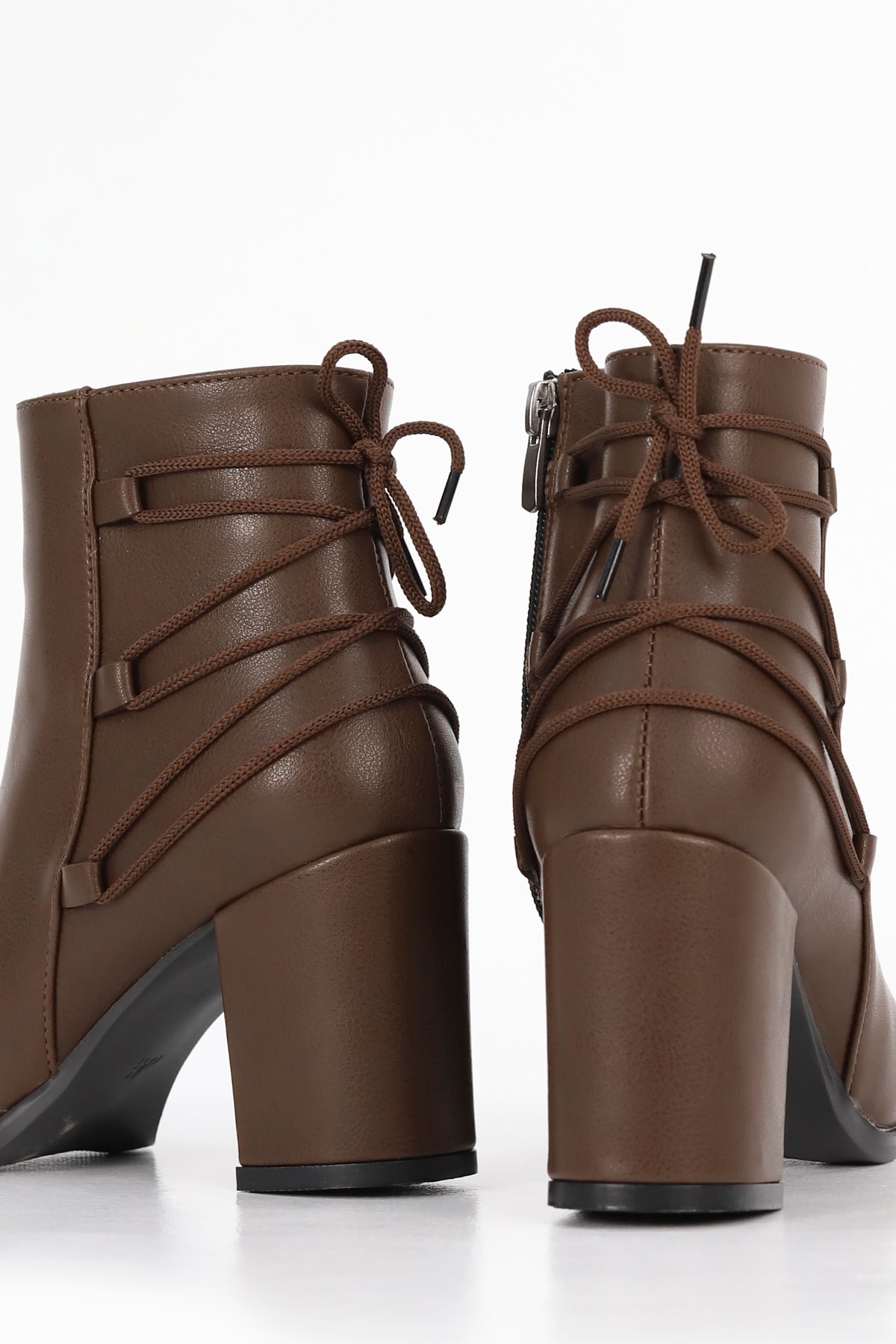 AHM 001 Arka Bağcık Detay Orta Topuklu Yarım Bot