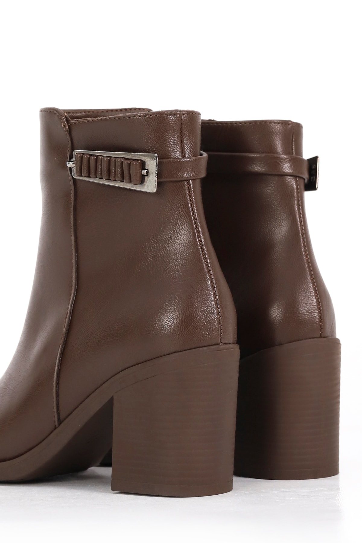 BLN 401 Büzgülü Toka Detaylı Topuklu Bot