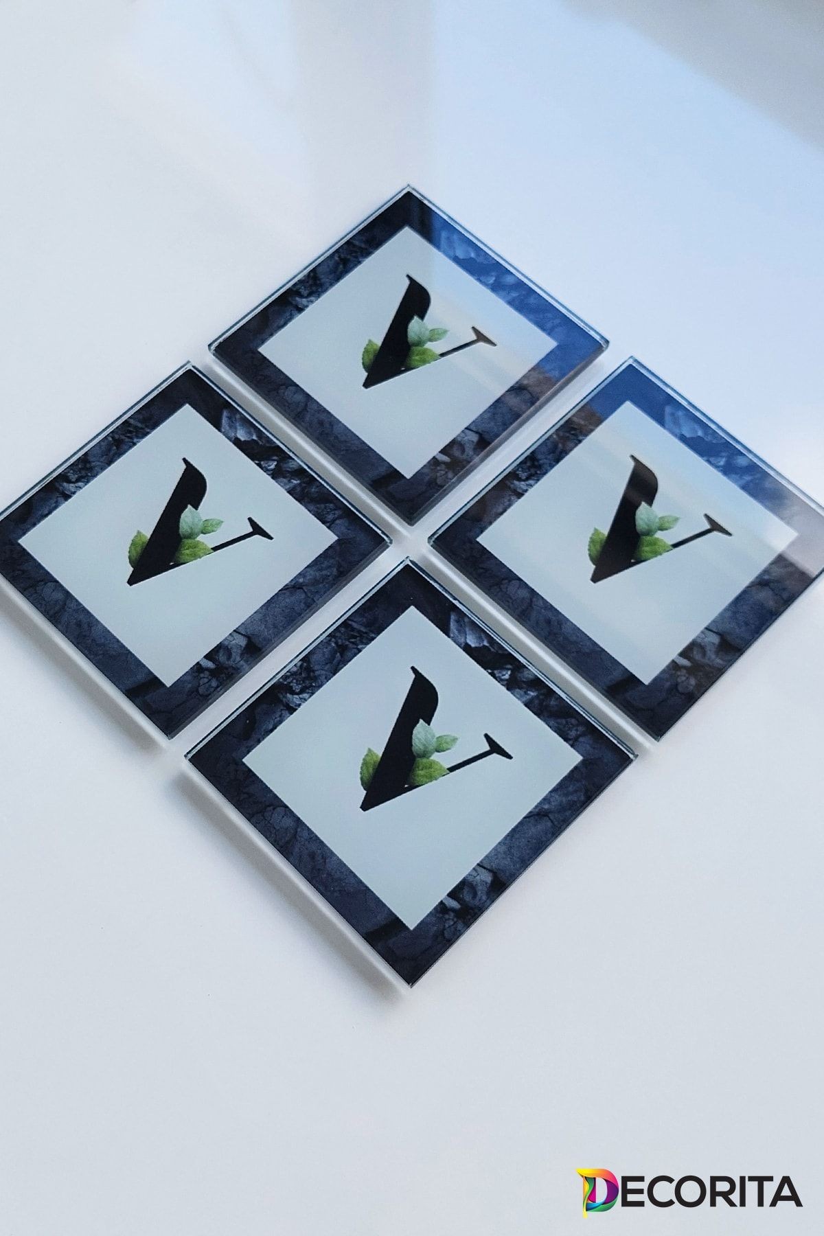 Cam Bardak Altlığı | Harfli Tasarım | 4'lü Takım | V | 10cm X 10cm