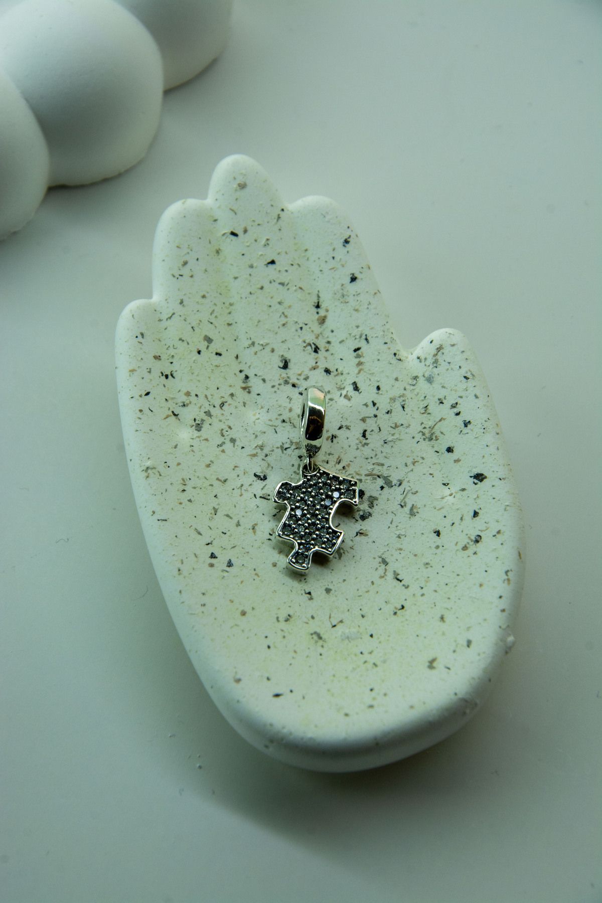Sarkan Puzzle Parcası Charm
