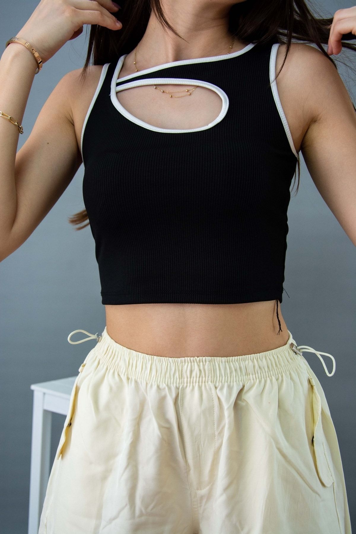 Biyeli Cutout T-shirt