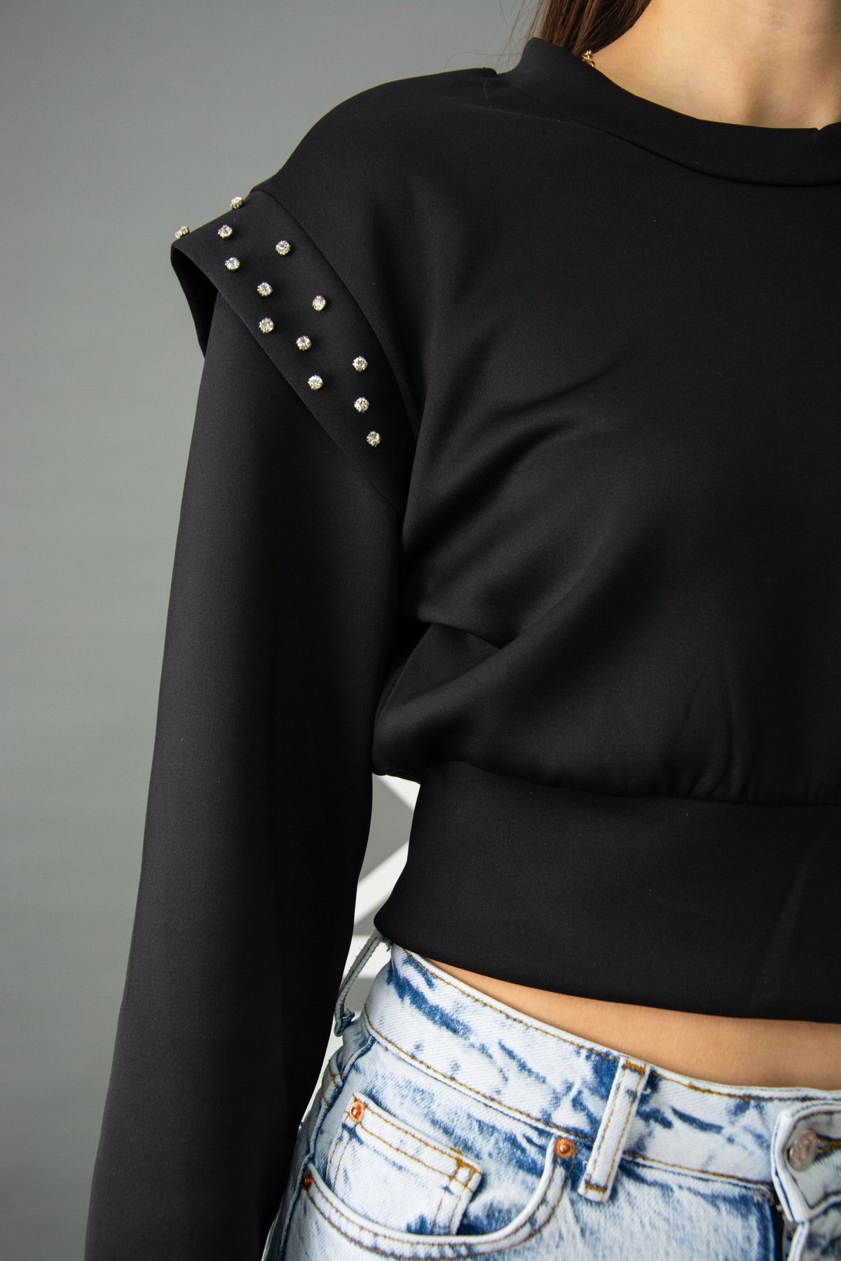 Omzu Taş Detaylı Crop Sweat
