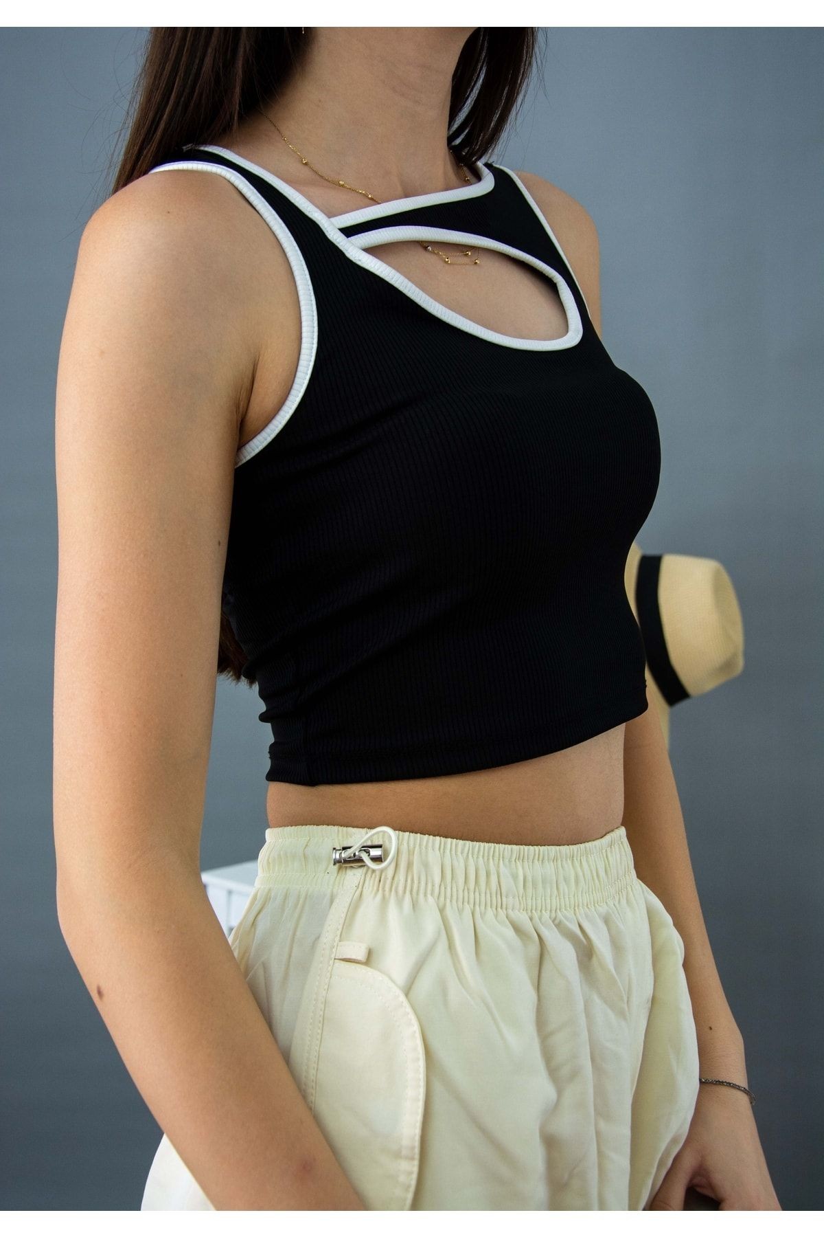 Biyeli Cutout T-shirt