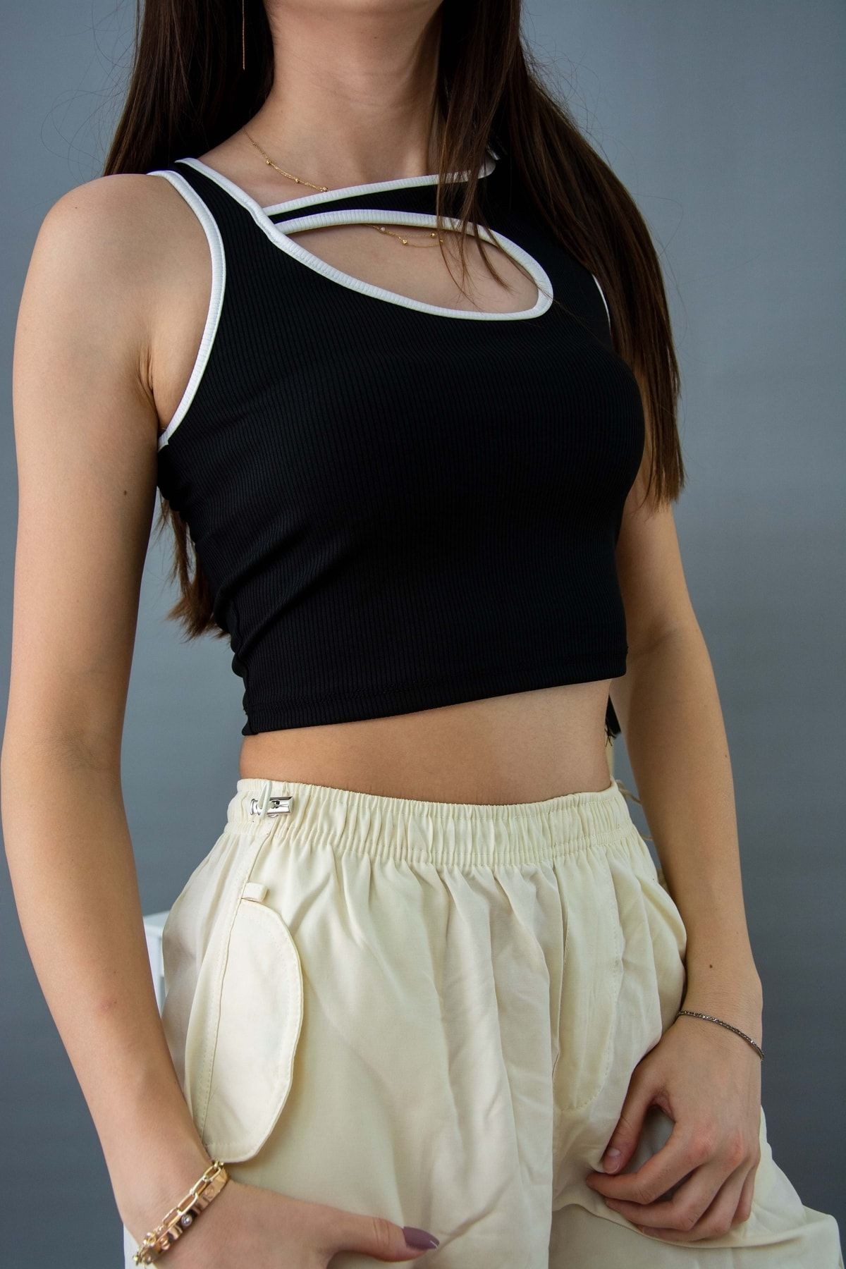 Biyeli Cutout T-shirt