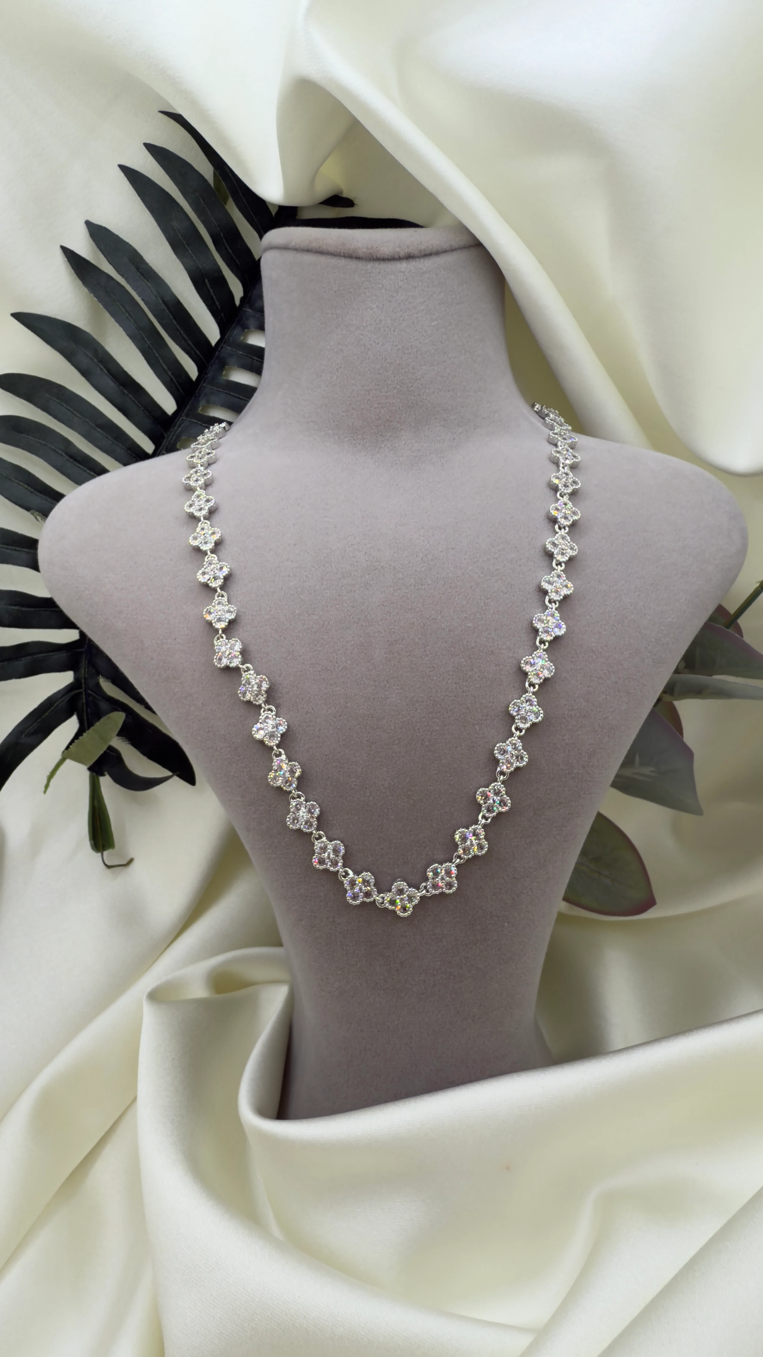 SİLVER ZİRKON TAŞLI YONCA MODEL KOLYE 